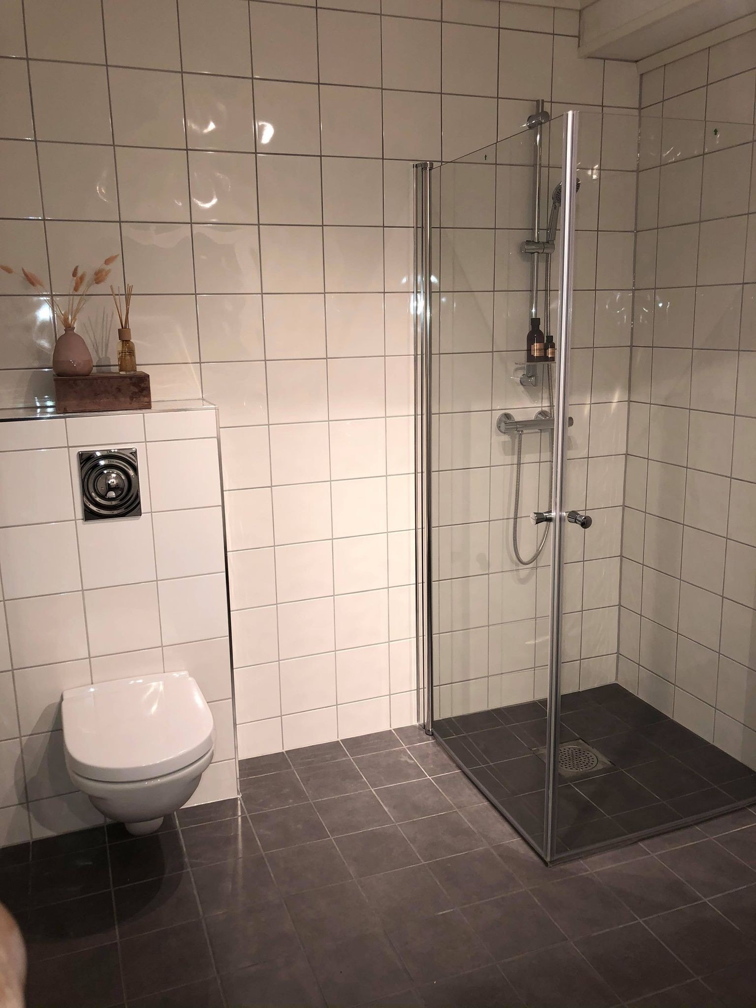 Vegghengt toalett og dushjørne som kan vendes innover Galleribilde