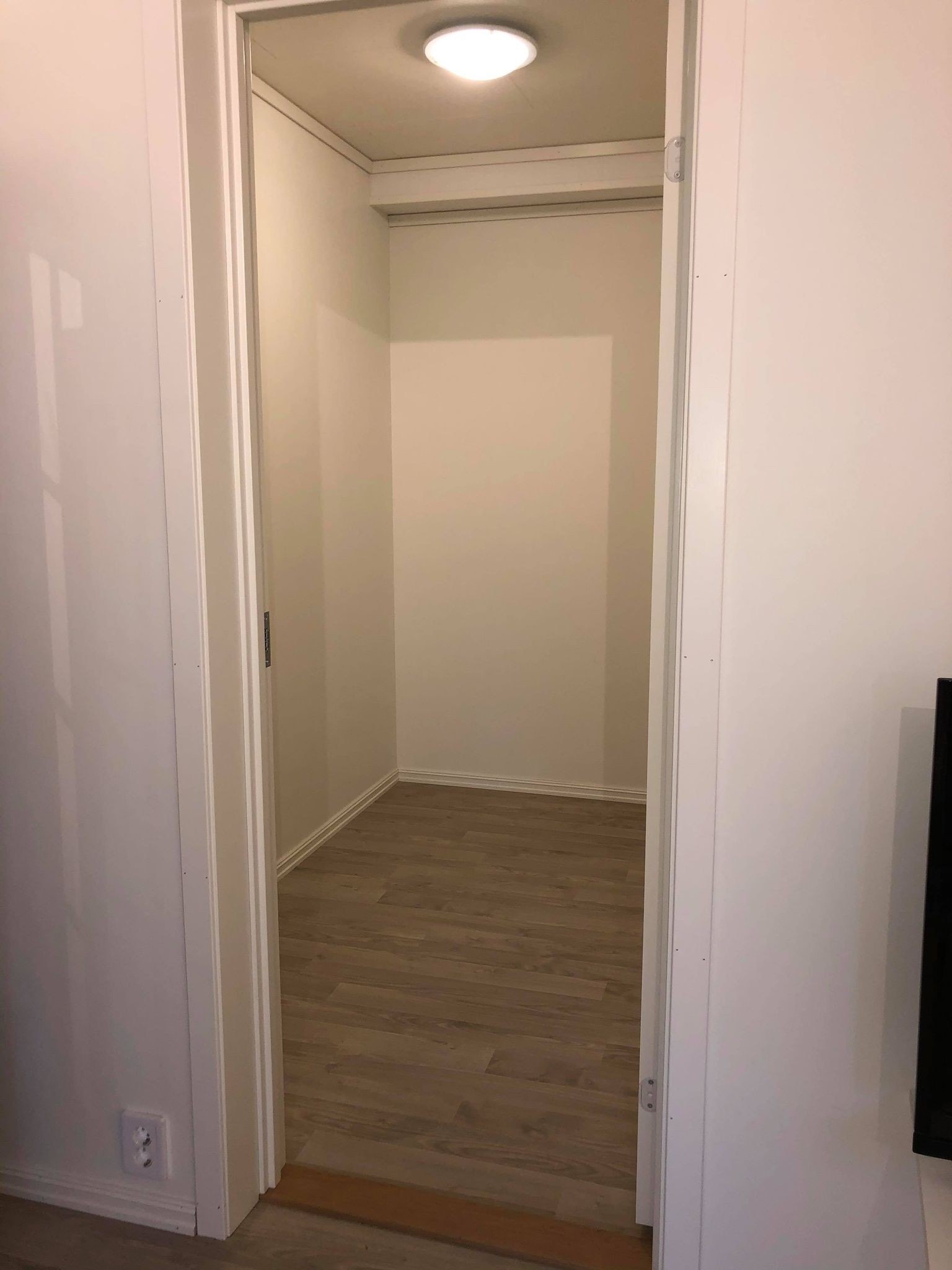 Stor bod som kan brukes som lagringsplass, walk in closet eller lite kontor Galleribilde