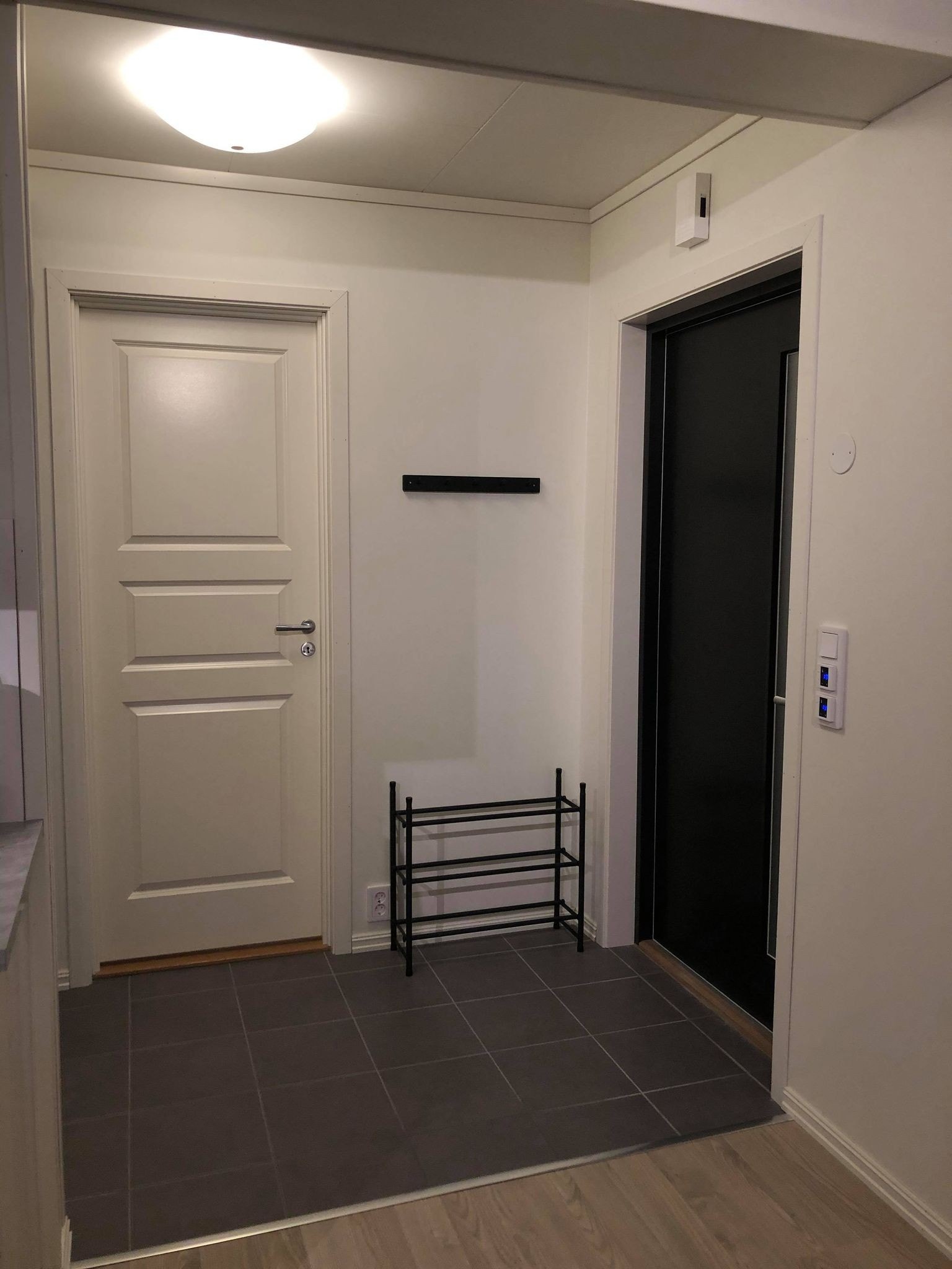 Lys og åpen gang med fin garderobeløsning Galleribilde