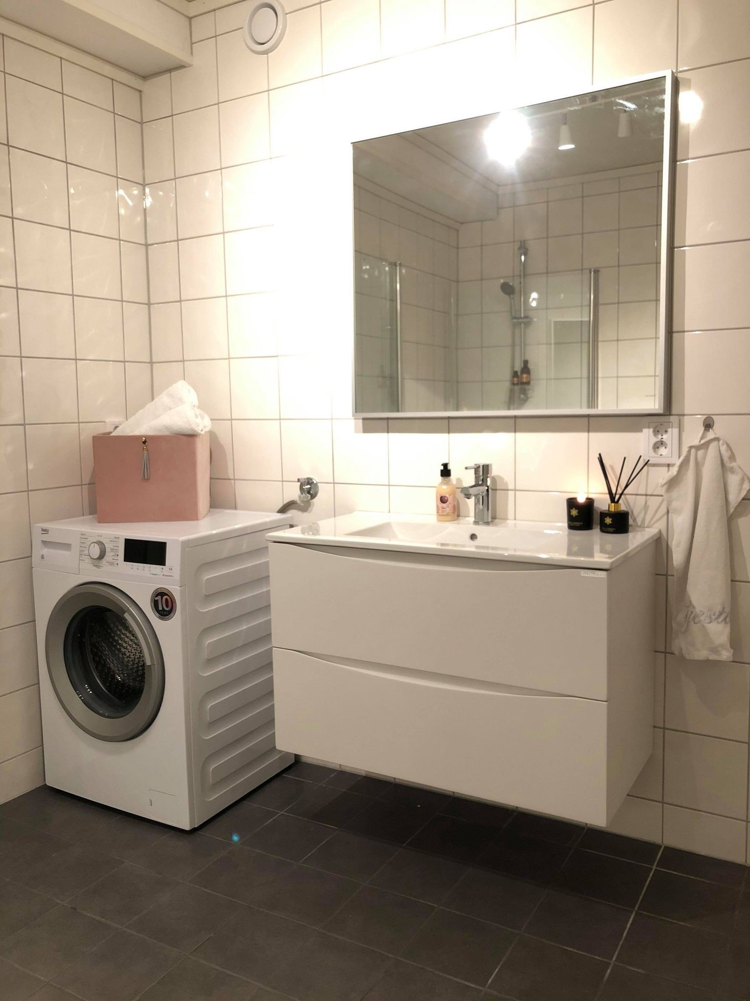 Romslig og lyst bad med vaskemaskin, god skuffplass i servantet og stort speil Galleribilde