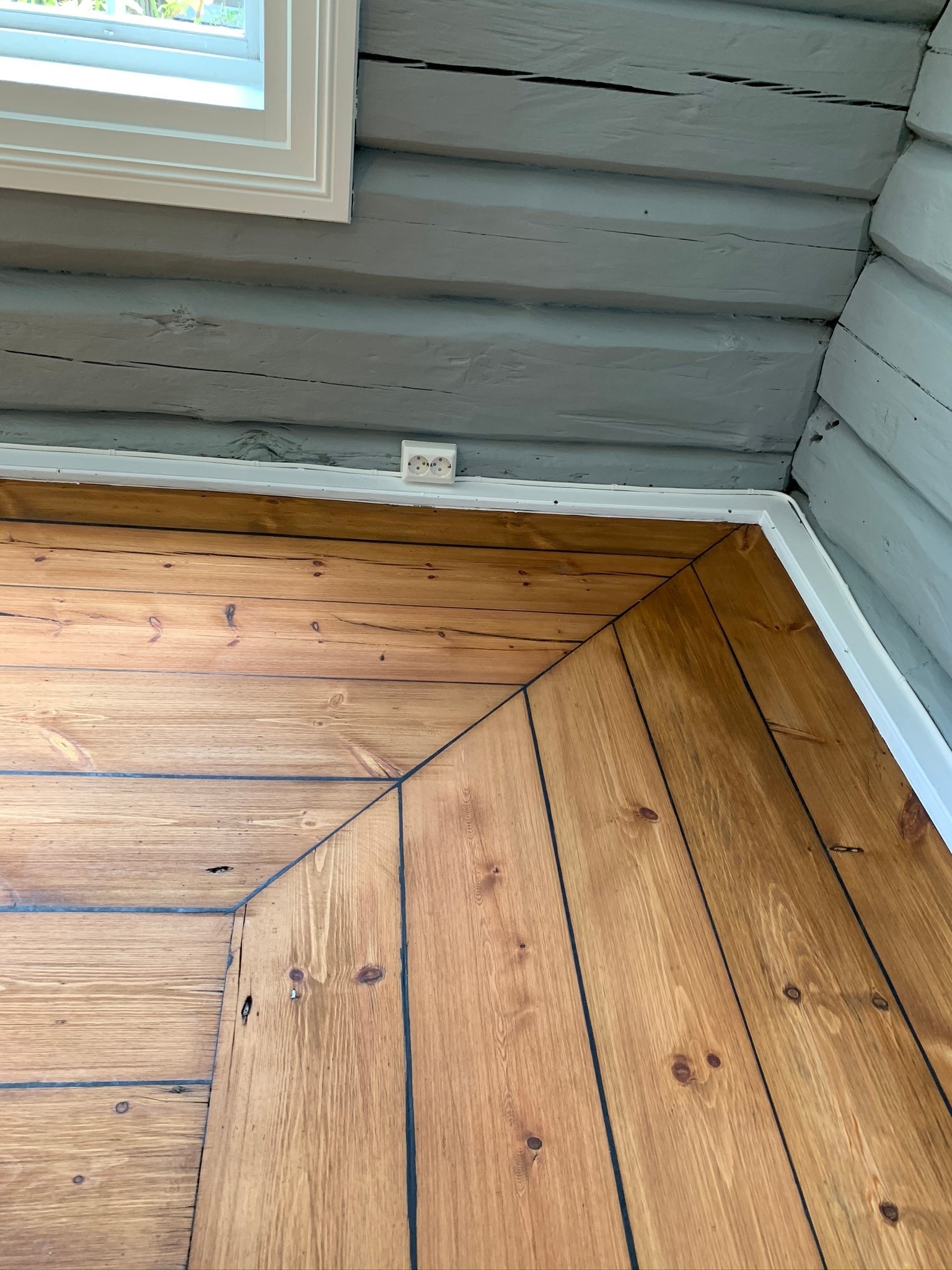 Gulvet er slipt, natet og lakket til "skipsgulv" Galleribilde