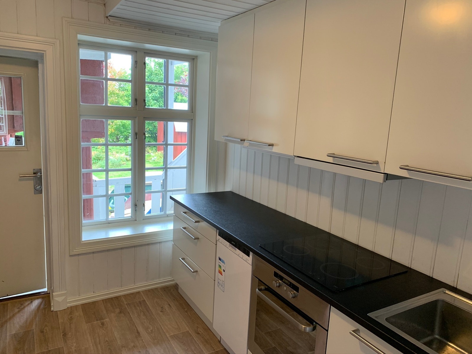 Kjøkken med inngangsparti Galleribilde