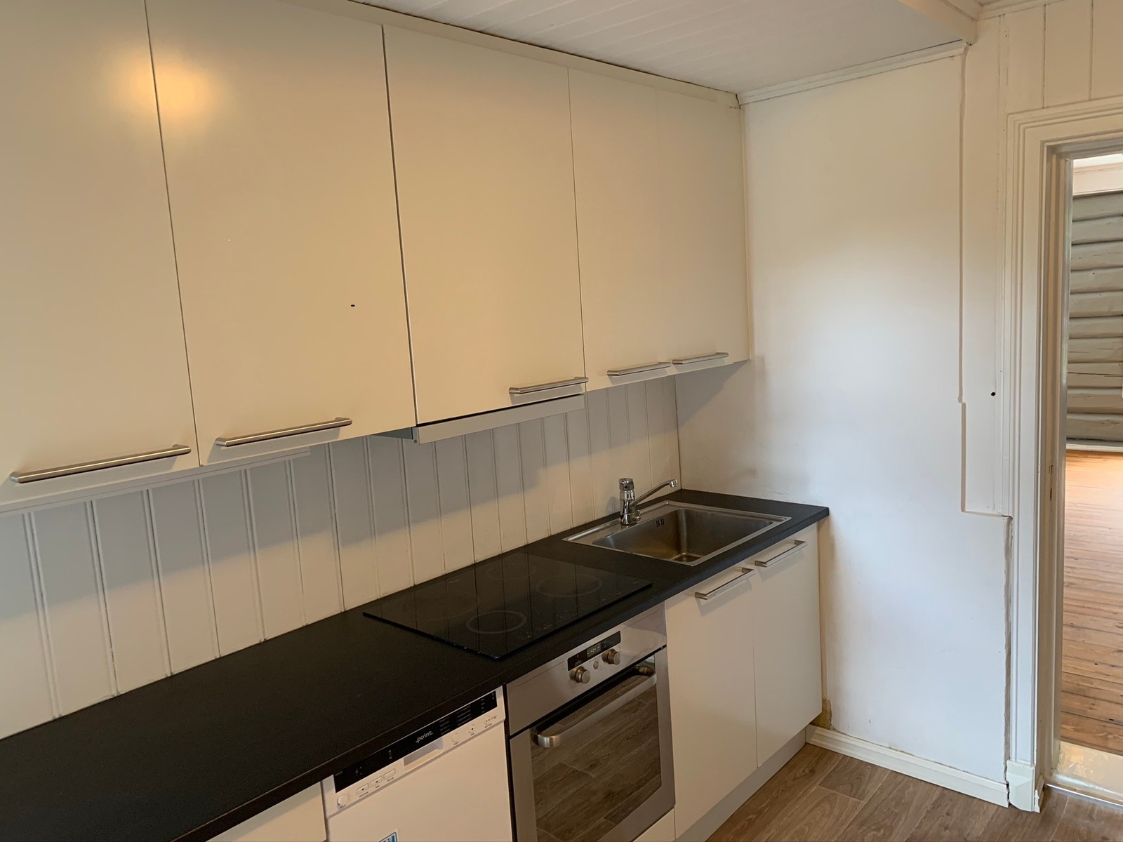 Kjøkken med hvitevarer og oppvaskmaskin Galleribilde