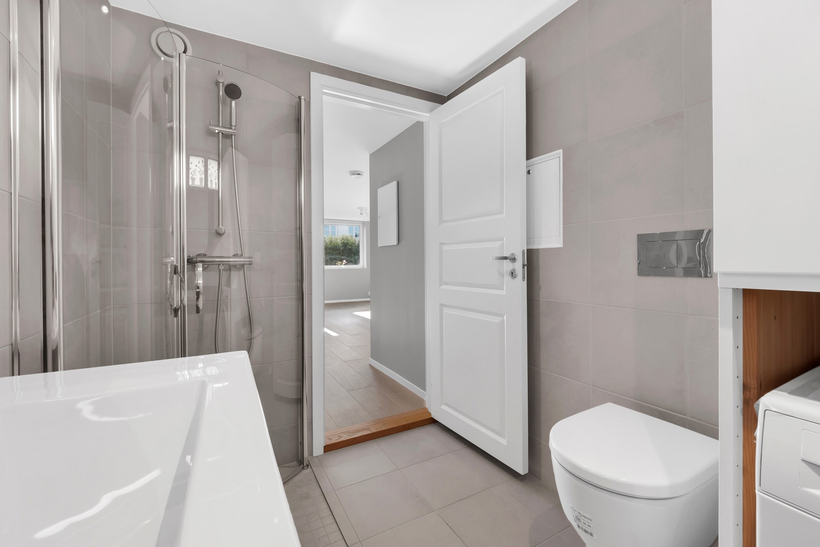 Helt nytt bad og vaskemaskin. Varmekabler i gulvet. Galleribilde