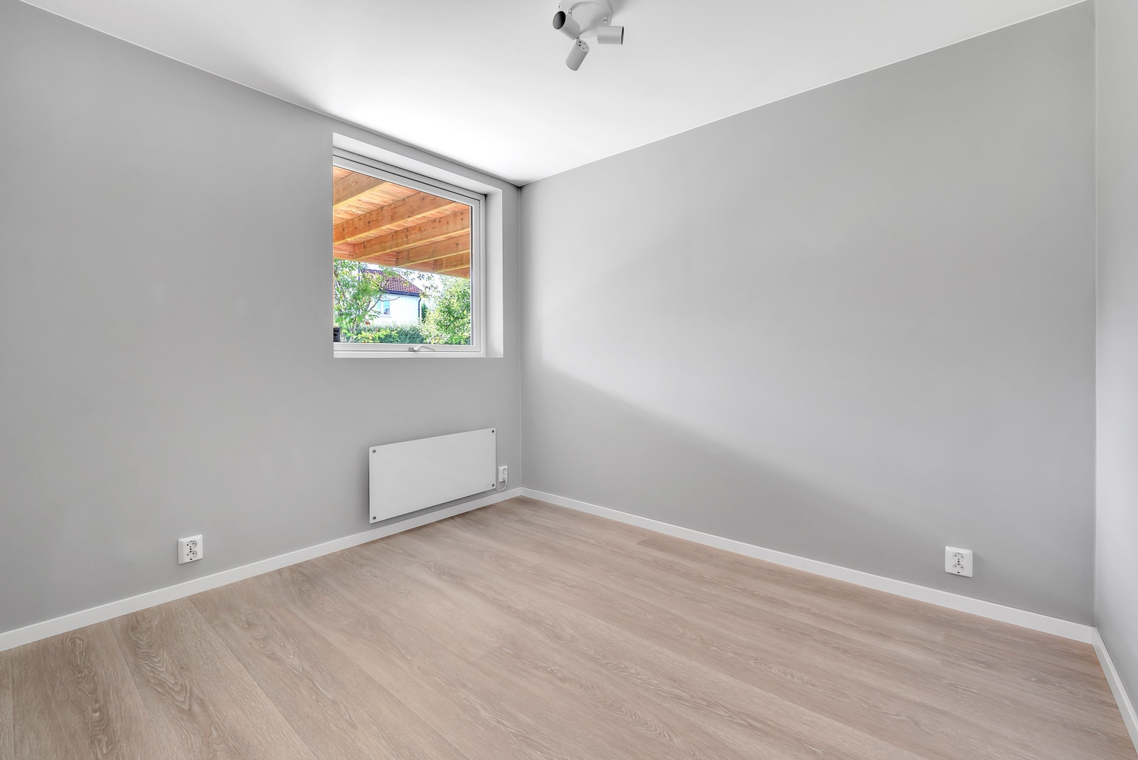 Soverom med vindu ut mot hagen Galleribilde