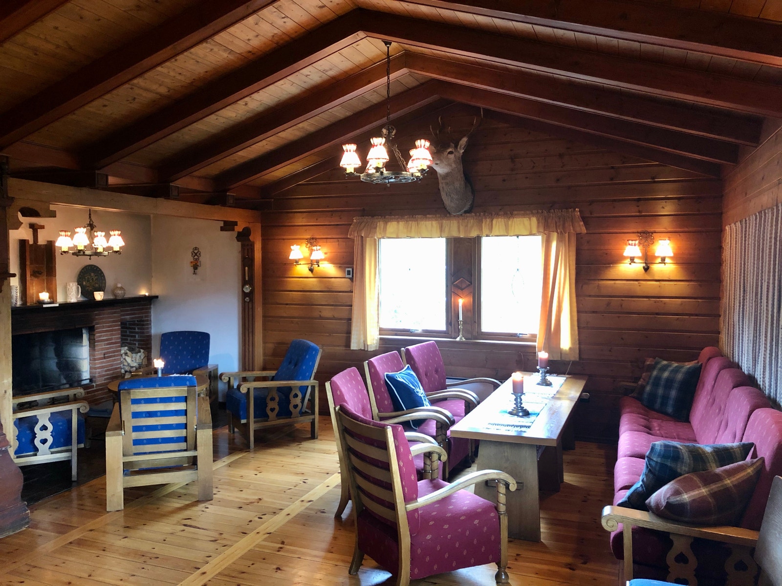 Stor gammeldags stue med 3 sittegrupper (Foto: Siv Helen Lekven) Galleribilde