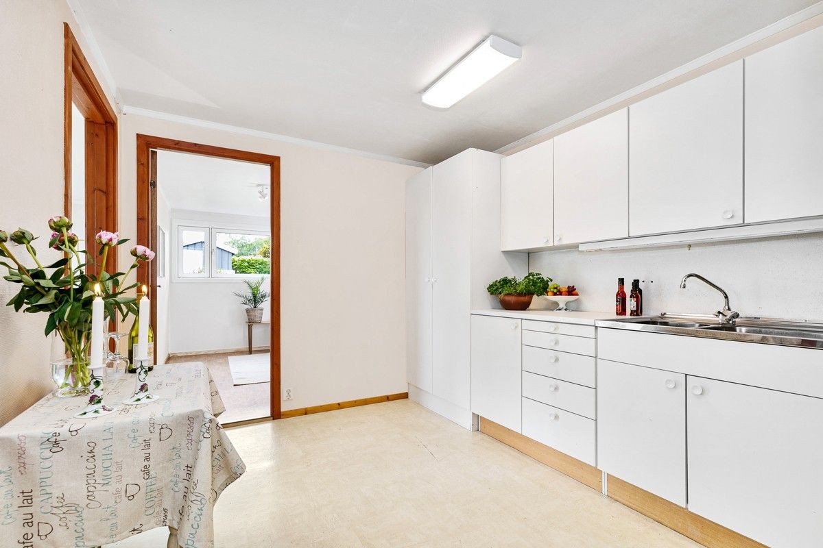 Kjøkken med gode oppveraningsmuligheter og plass til spisebord Galleribilde