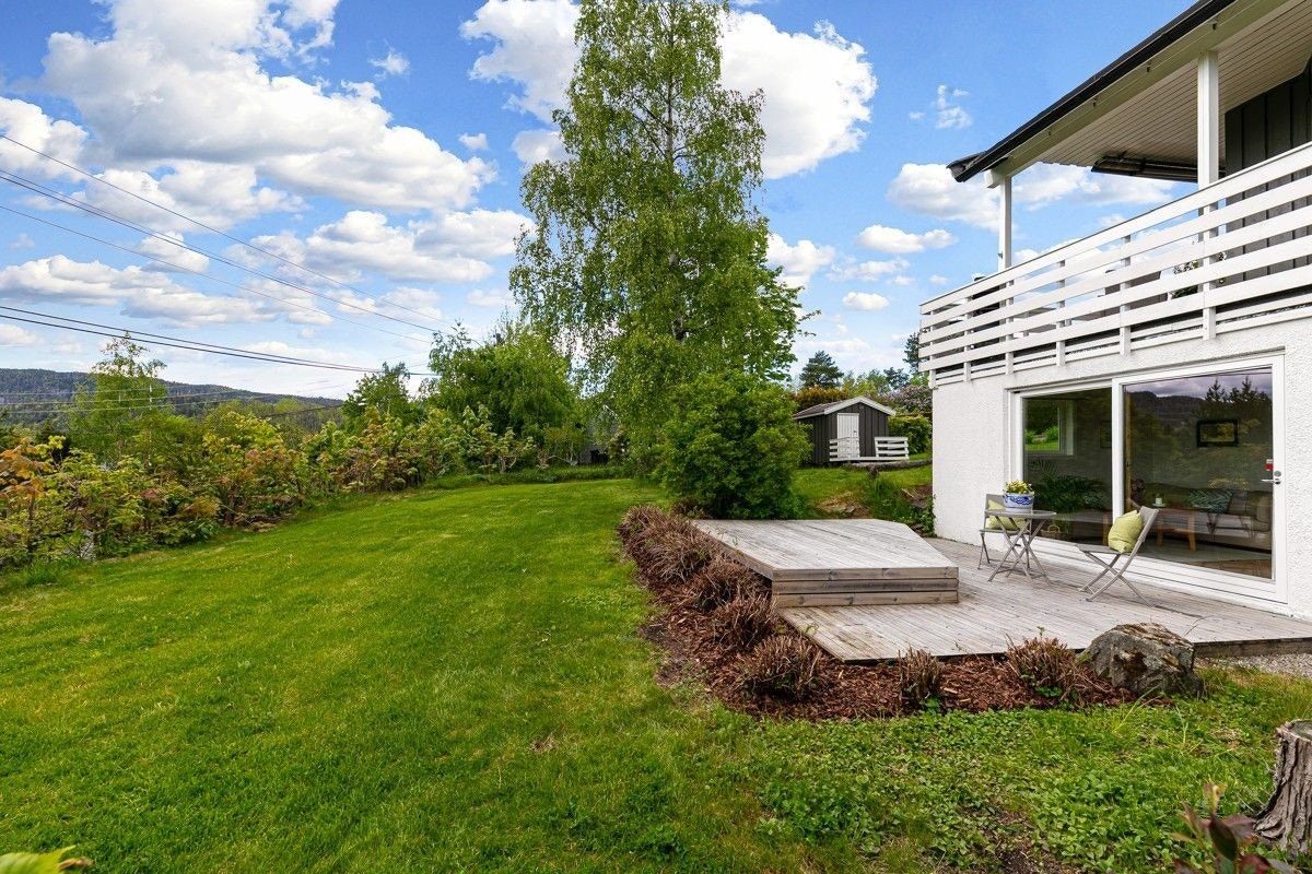 Solrik uteplass med utgang fra stuen Galleribilde