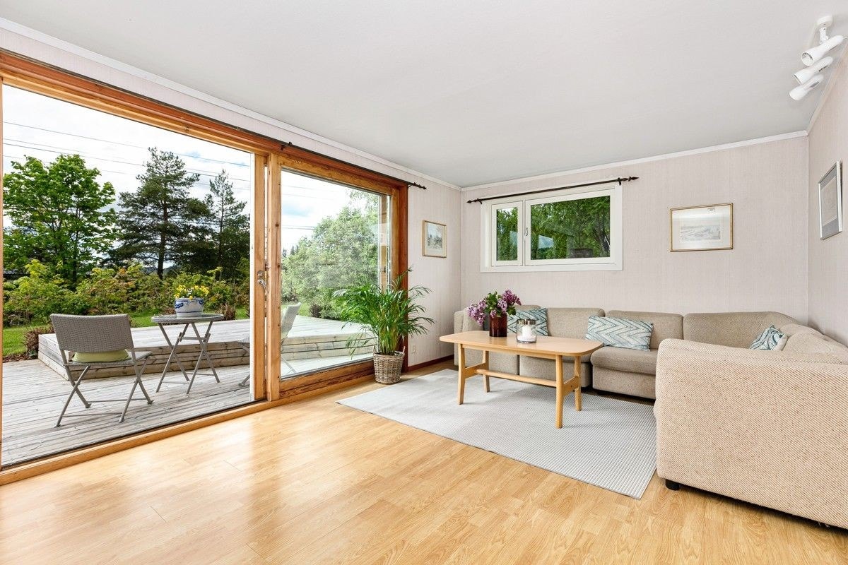 Stuen er lys og trivelig med store skyvedører ut mot egen utepalss. Galleribilde