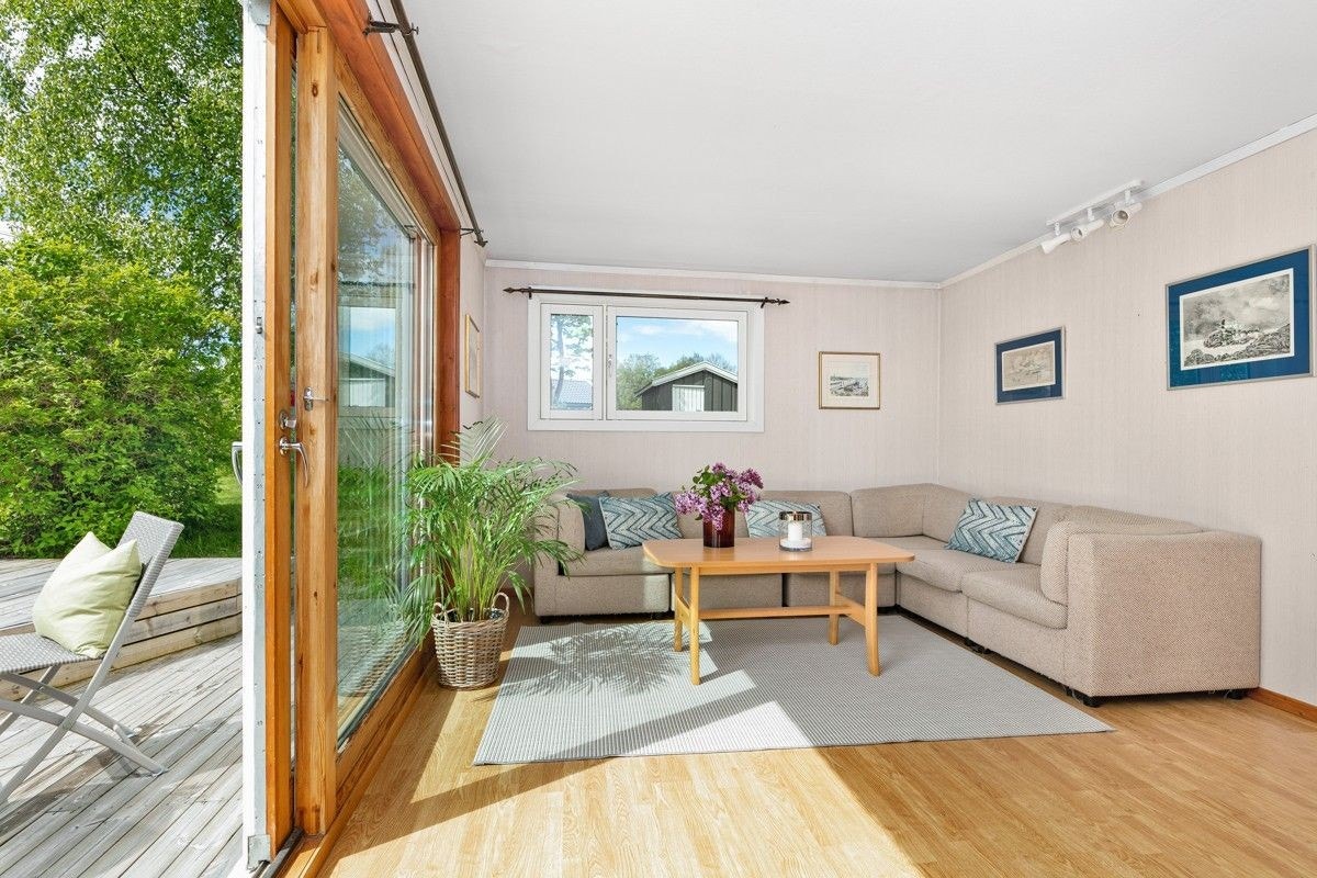 Stue med flotte vindusflater som gir behagelig dagslys til rommet Galleribilde