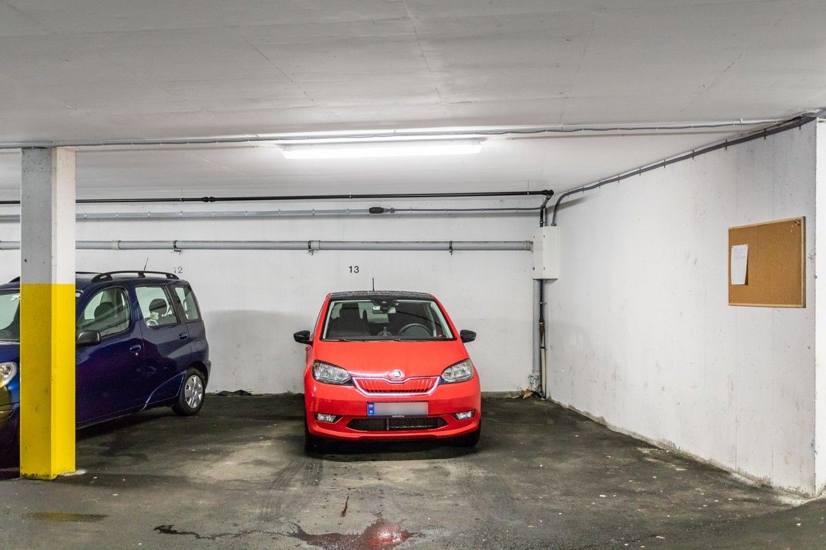 Stor! Fast parkeringsplass! Galleribilde