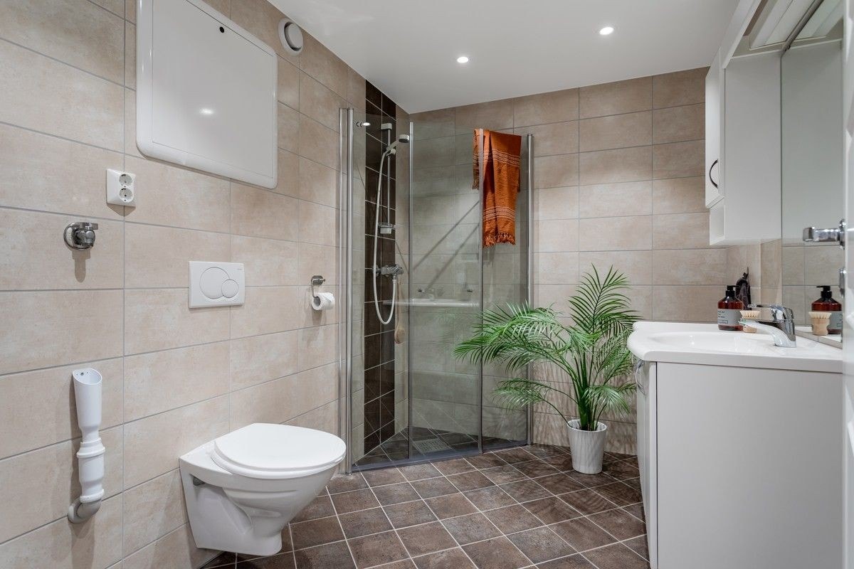 Romslig bad med vegghengt toalett. Vaskemaskin står på vaskerommet, ikke her! Galleribilde