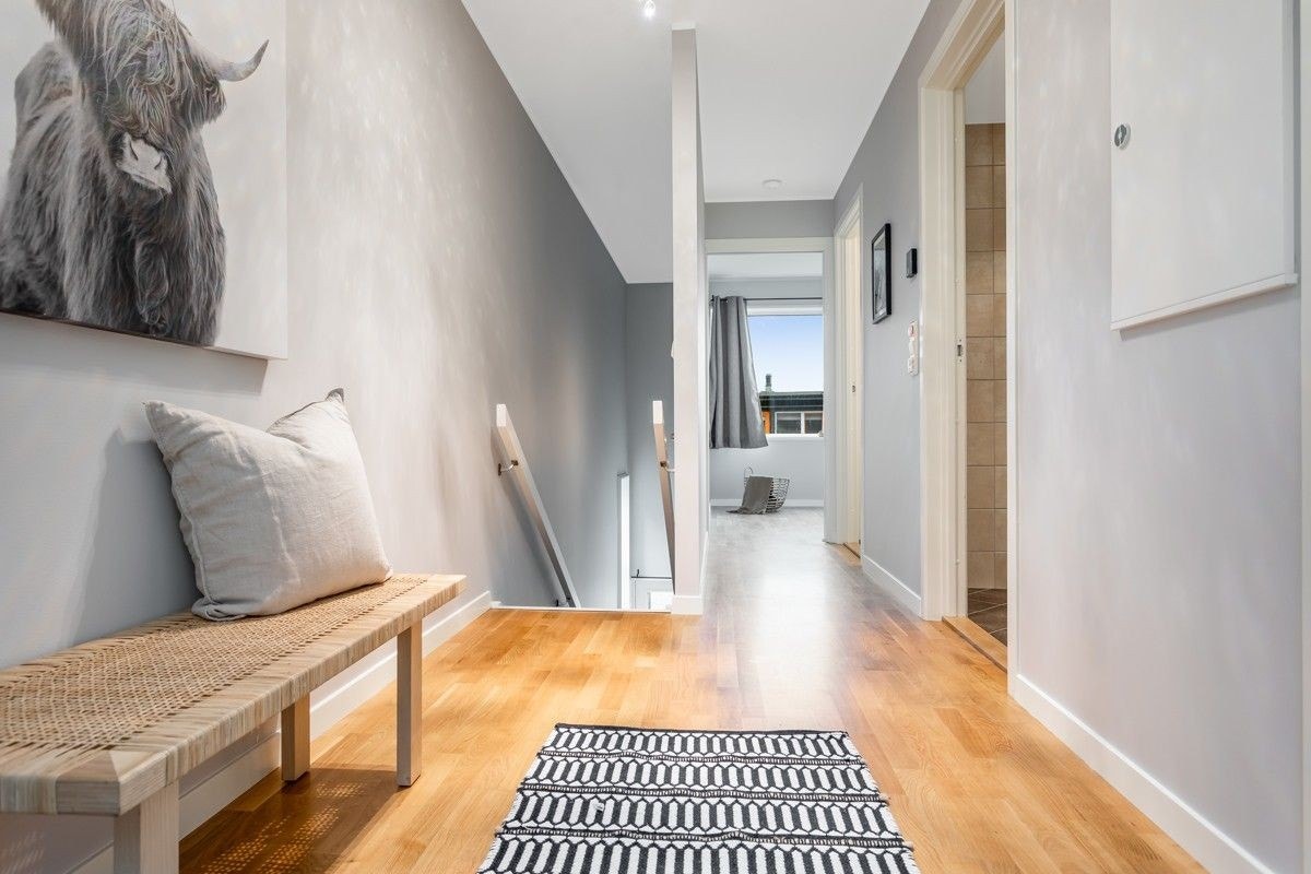 I andre etasje finner du inngang, soverom, bad og vaskeromet Galleribilde