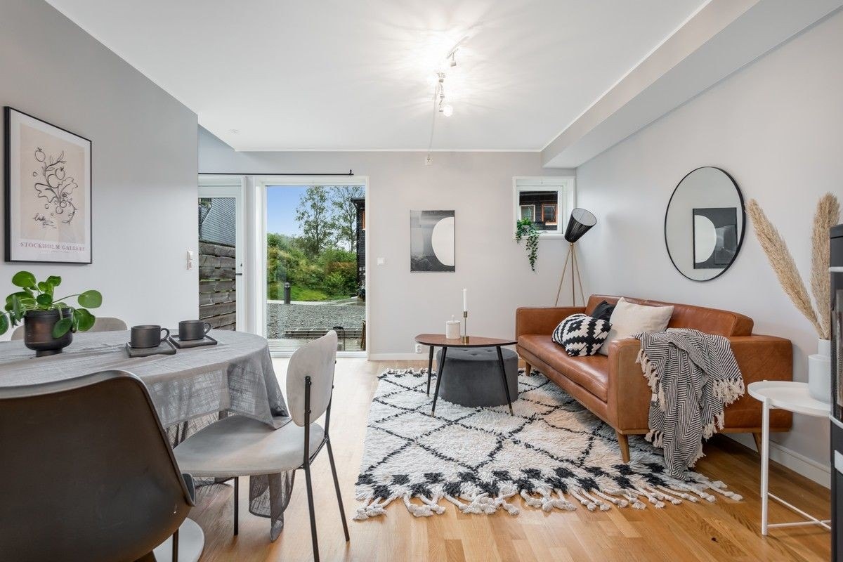 Stuen i første etasje har utgang til terrasse og fellesarealer Galleribilde