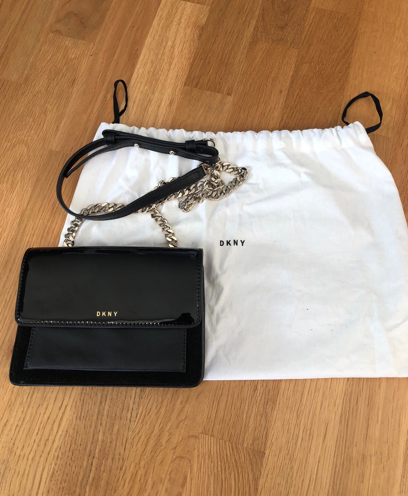 DKNY veske i ekte skinn | FINN.no DKNY. Kan være crossover eller skulderveske | FINN.no