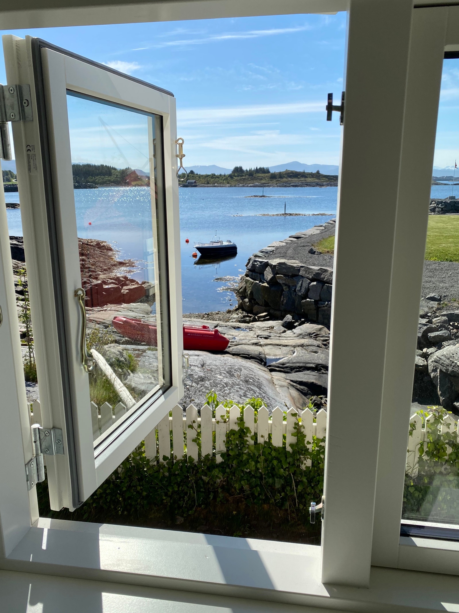 Utsikten fra kjøkkenvinduet Galleribilde