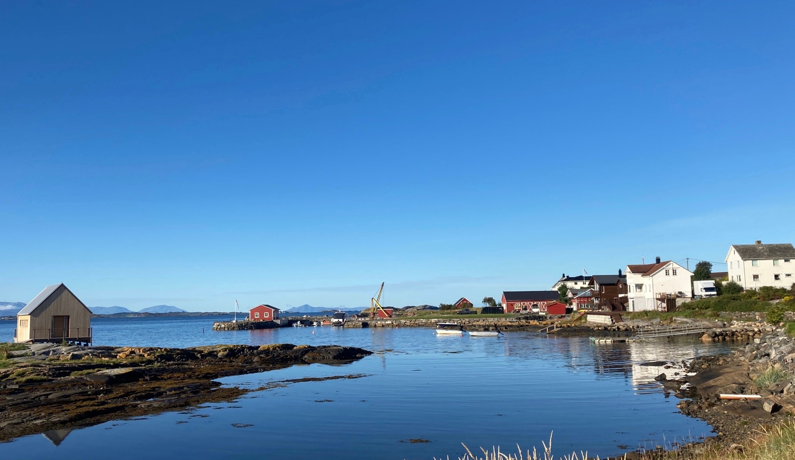 Utsikter fra kyststien mot hytta Galleribilde