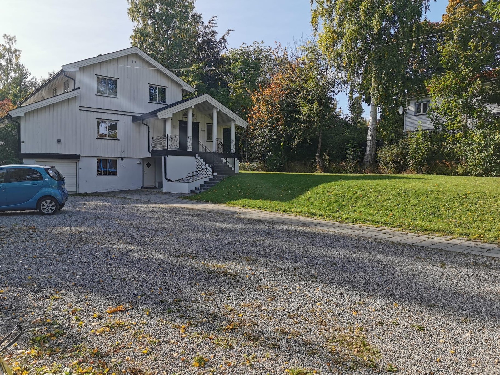 Fasade av huset-inngang leilighet nede Galleribilde