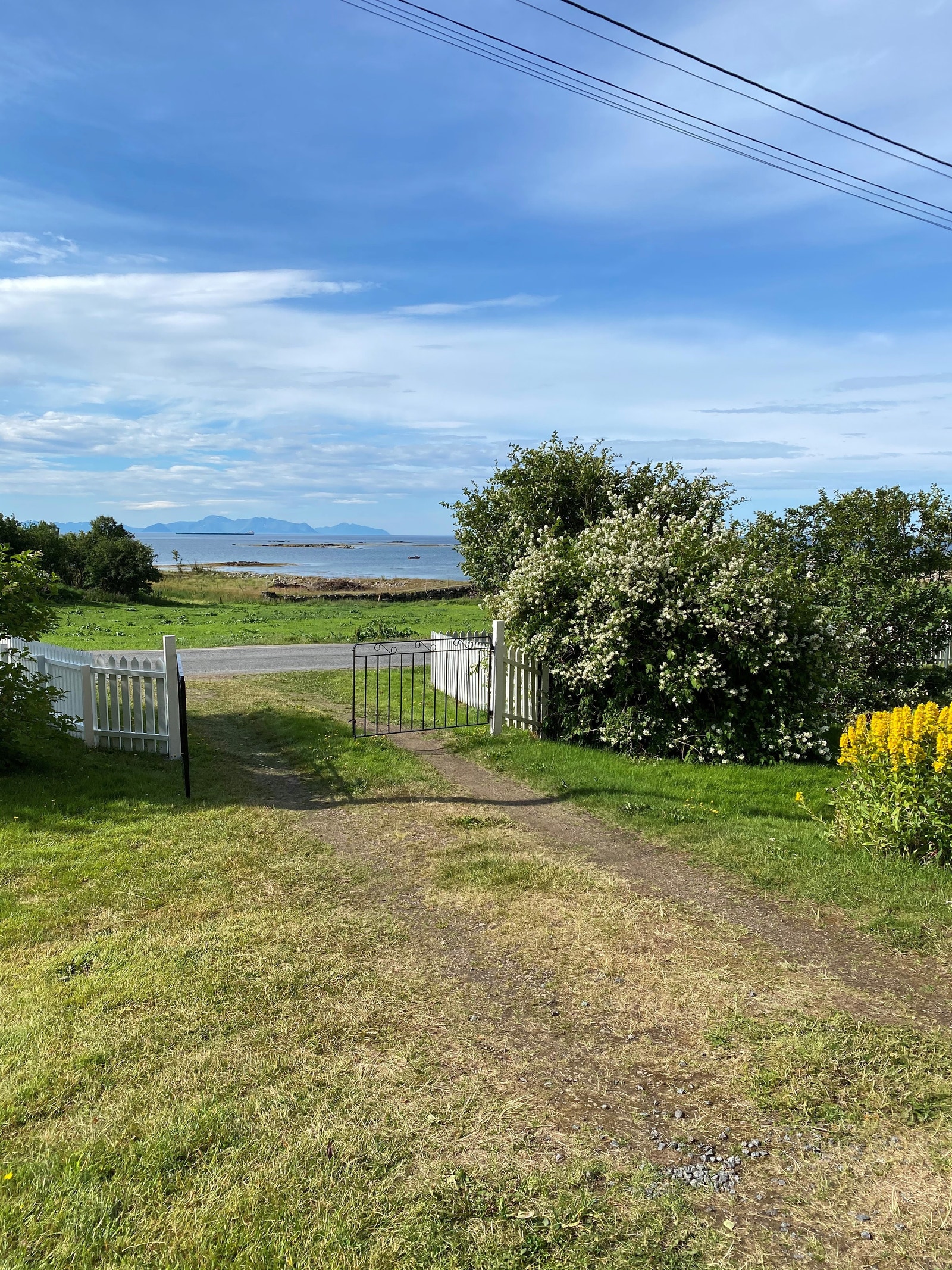 Huset ligger nært sjøen og du har utsikt til Lofoten. Galleribilde