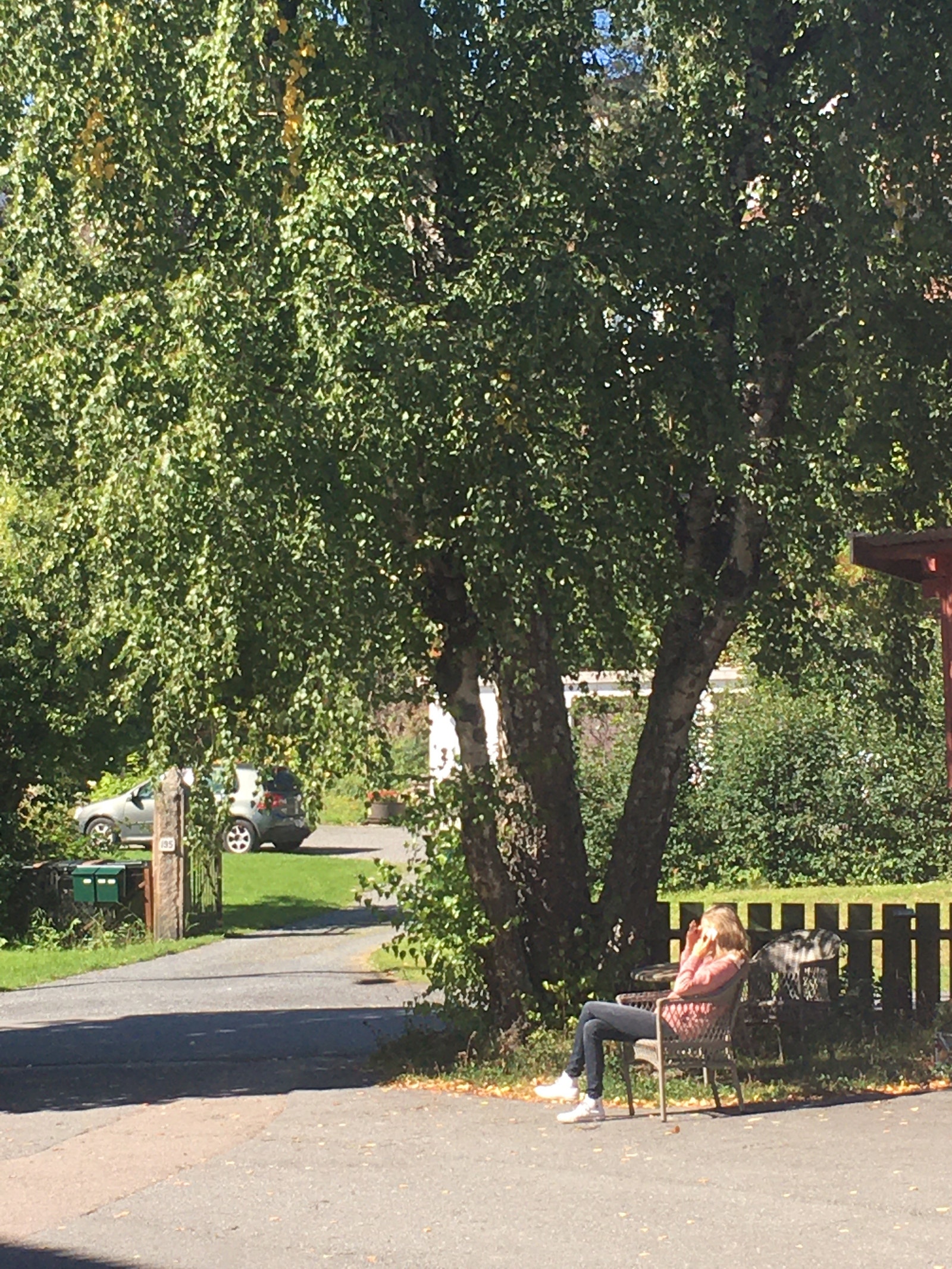 Samtaleflyt på telefonen ute og inne. Nyt hverdagen! Galleribilde