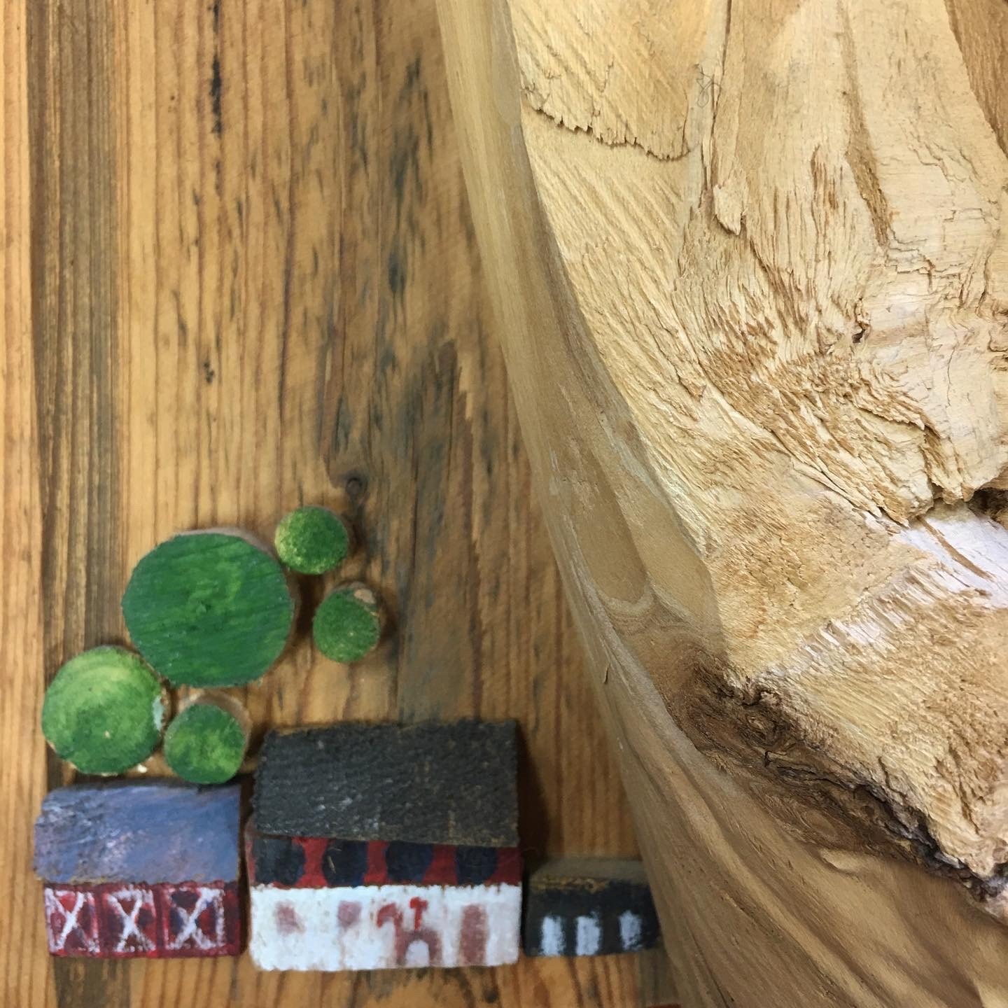 Villa Fredheim er et kreativt sted. Hver dag henger vi opp et verk av Kjell Munch på ytterveggen (om været tillater det). Her en detalj fra trerelieffet som henger i uke 38. Galleribilde