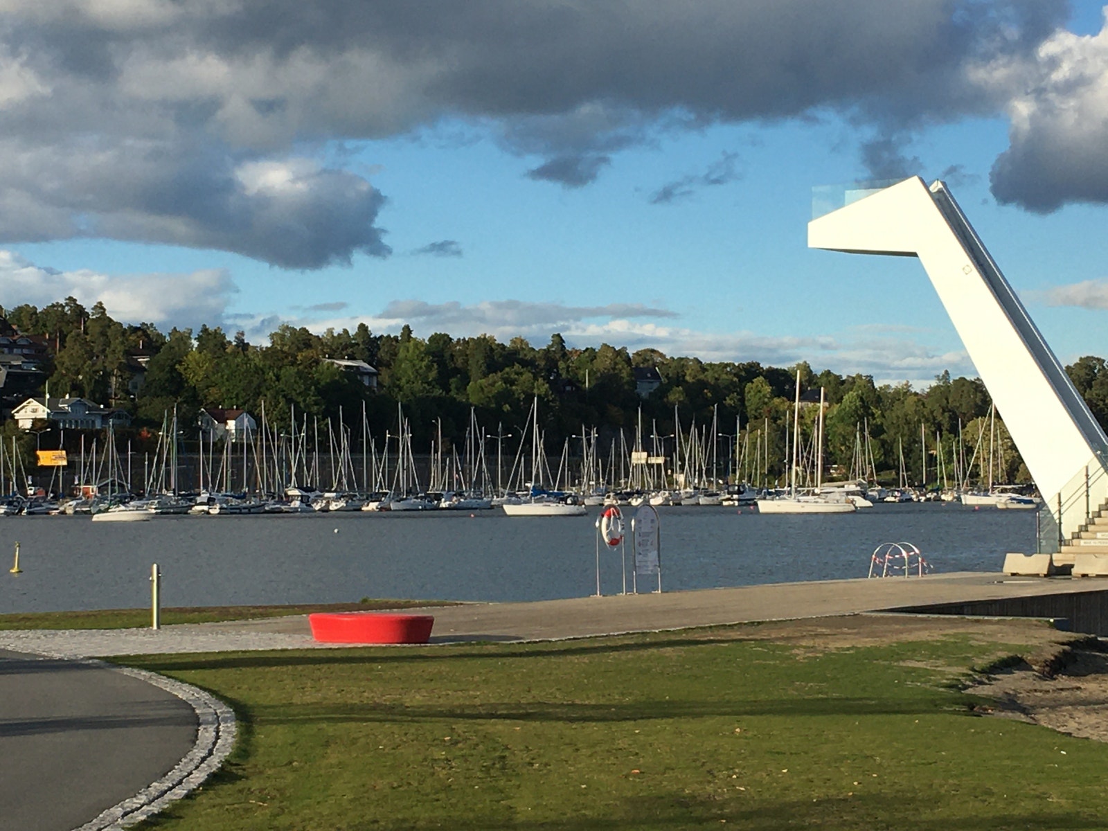 Fra nærområdet. Villa Fredheim ligger i åsen ved Lakseberget og med kort vei til Sandvika og Kadettangen. Galleribilde