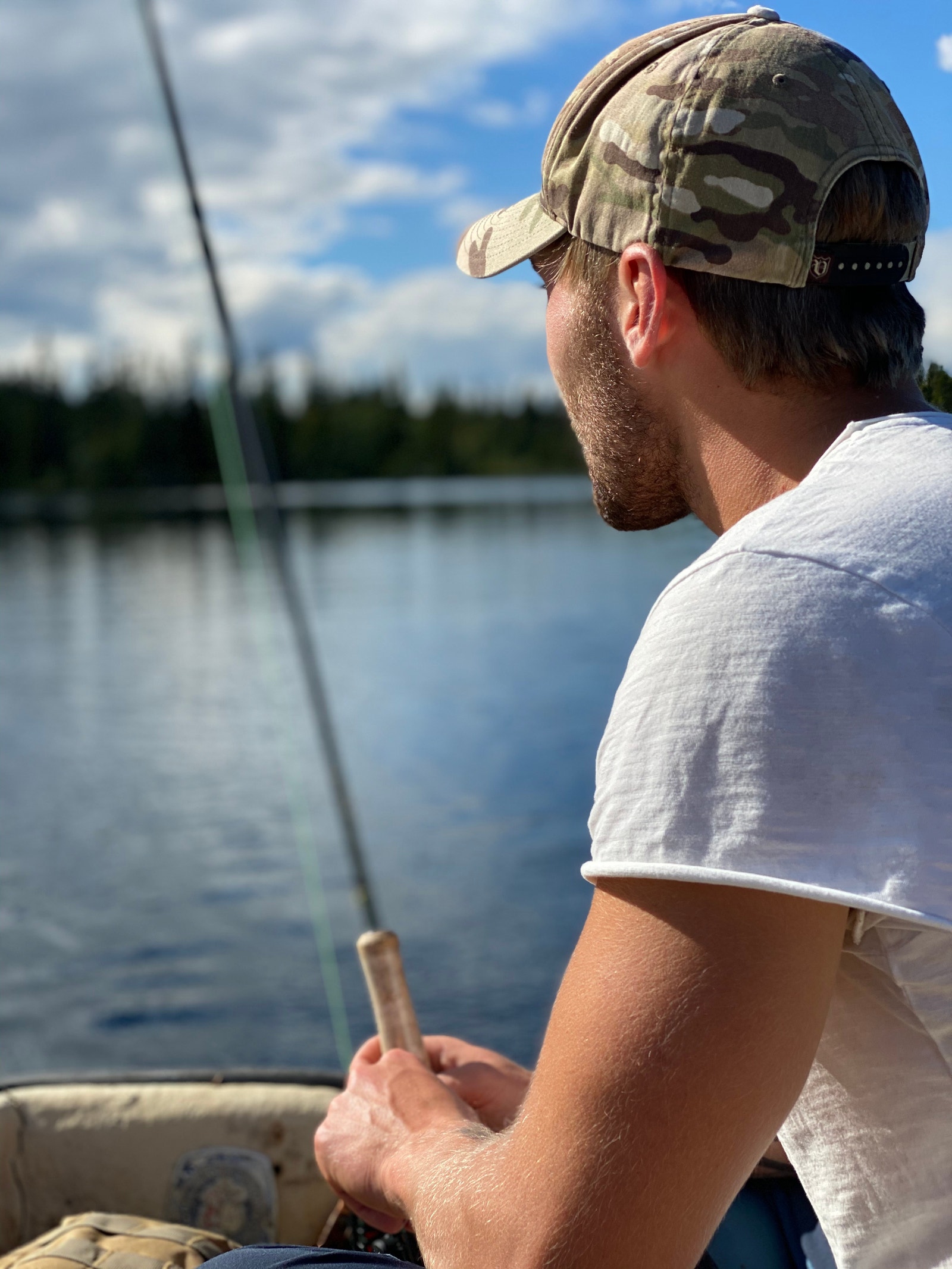 Fisketur i et av de mange fjellvann Galleribilde