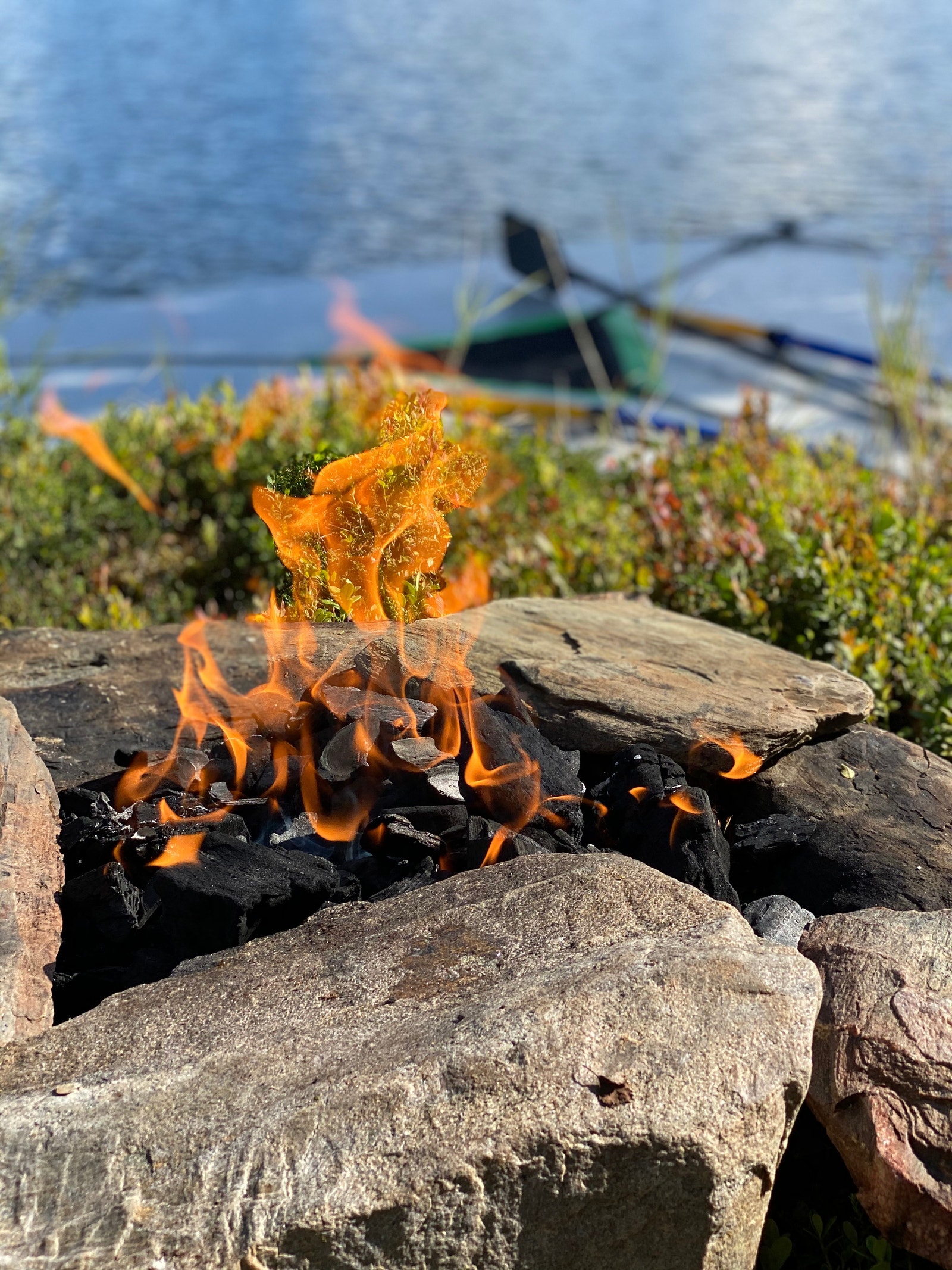 Leirbål ved fjellvann Galleribilde