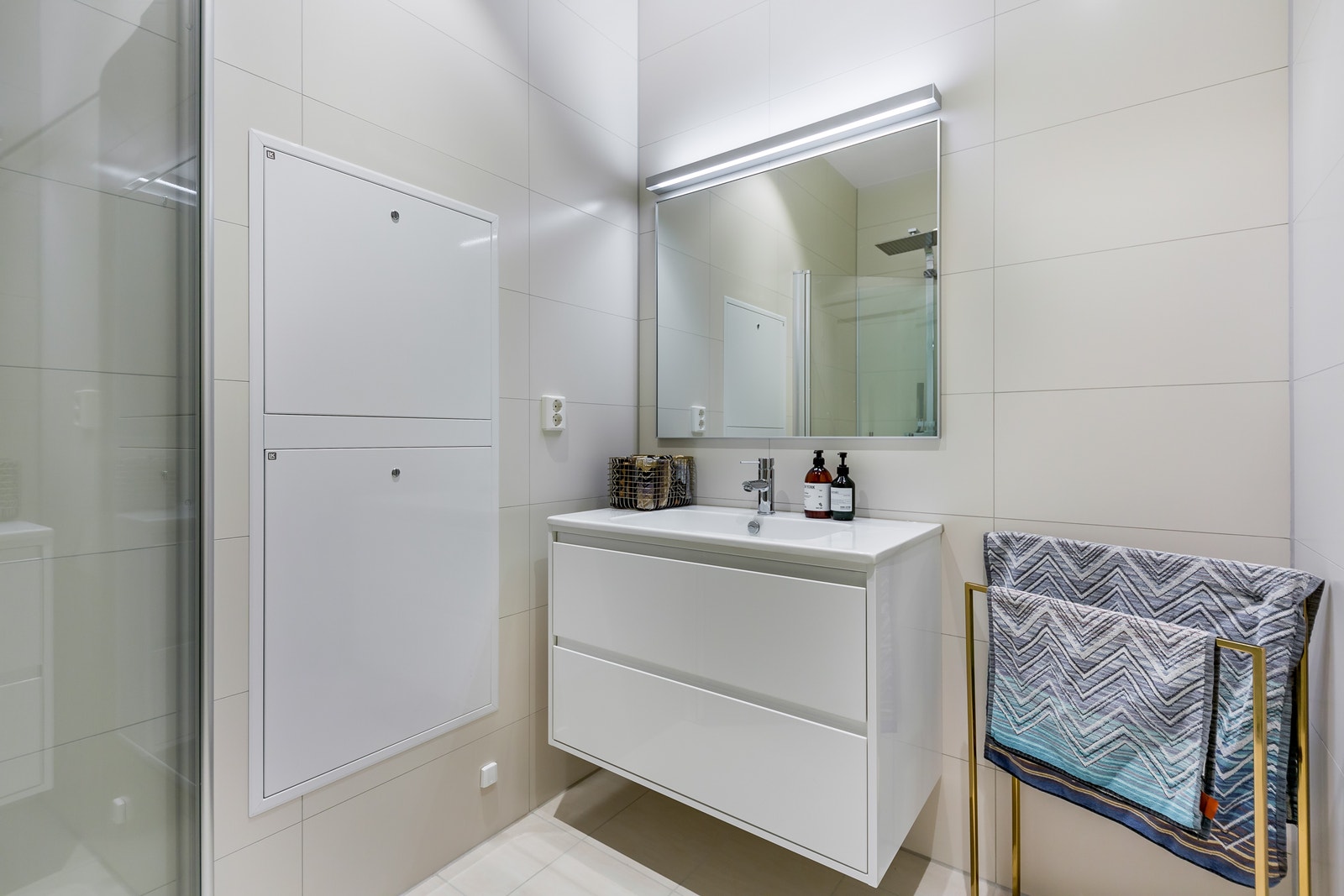 Bad 2 - God størrelse. Dusj, servantskap og WC. Galleribilde