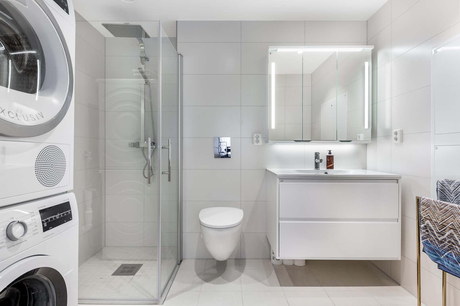 Bad 1 - Romslig bad ifm hovedsoverommet. Dusj, servantskap og WC. Opplegg til vaskemaskin og tørketrommel. Galleribilde