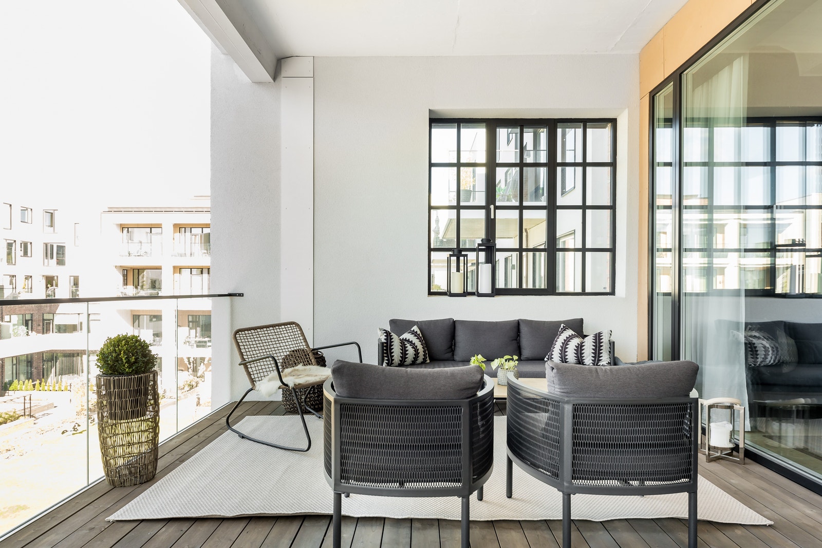 Balkong med overbygget tak og flotte detaljer Galleribilde