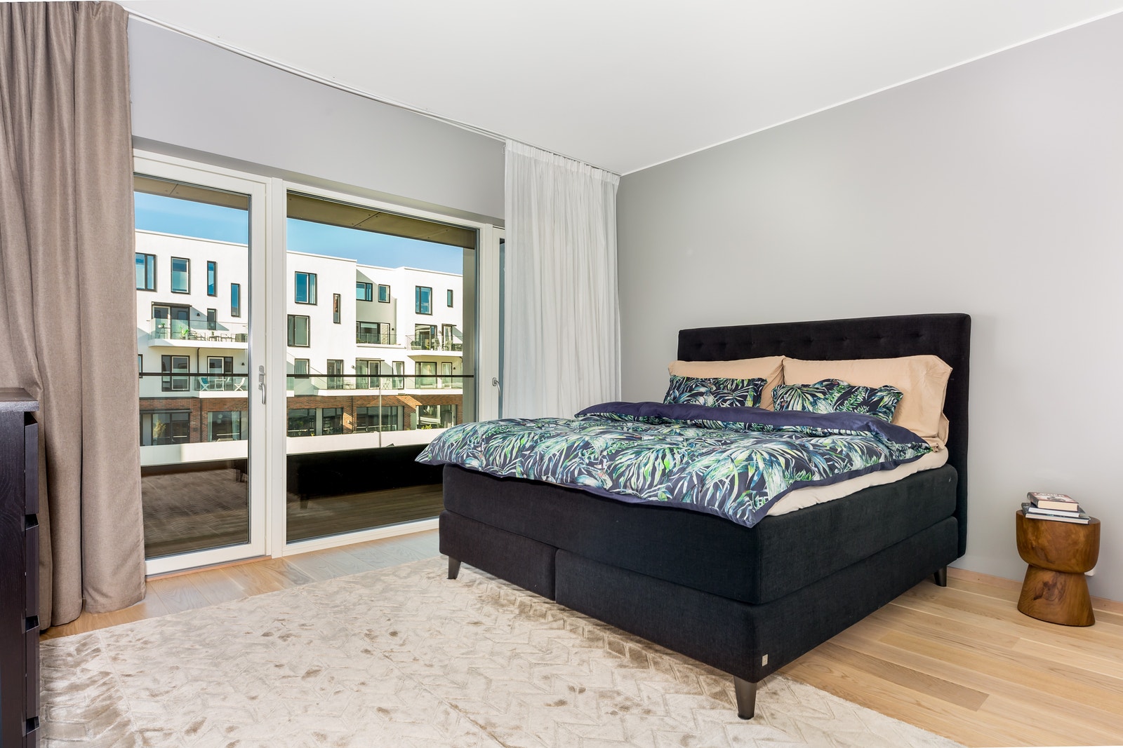 Soverom 1 - Romslig og med egen balkong. Dette har walk in closet og eget bad. Galleribilde