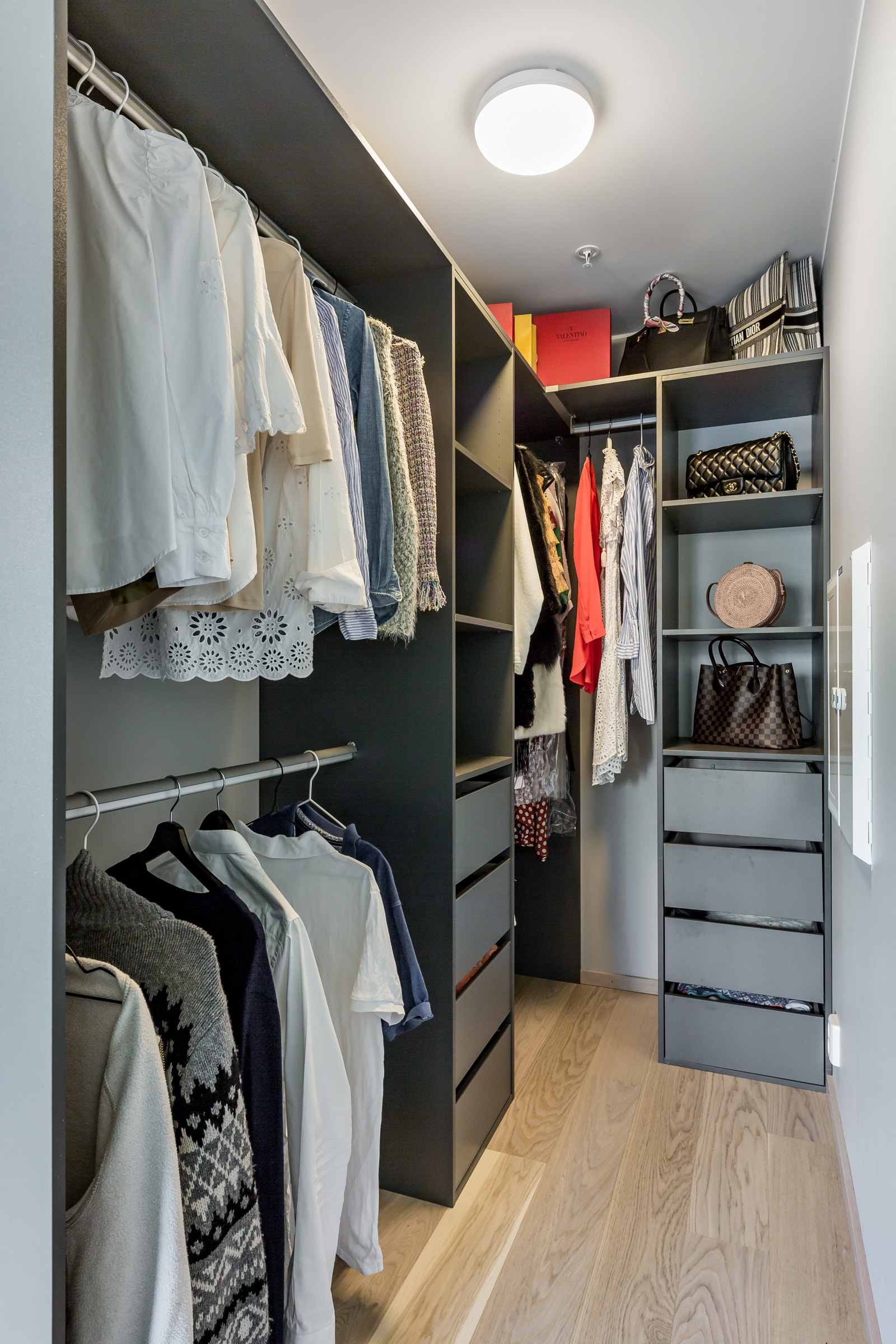 Walk in closet med delikat plassbygget innredning. Galleribilde
