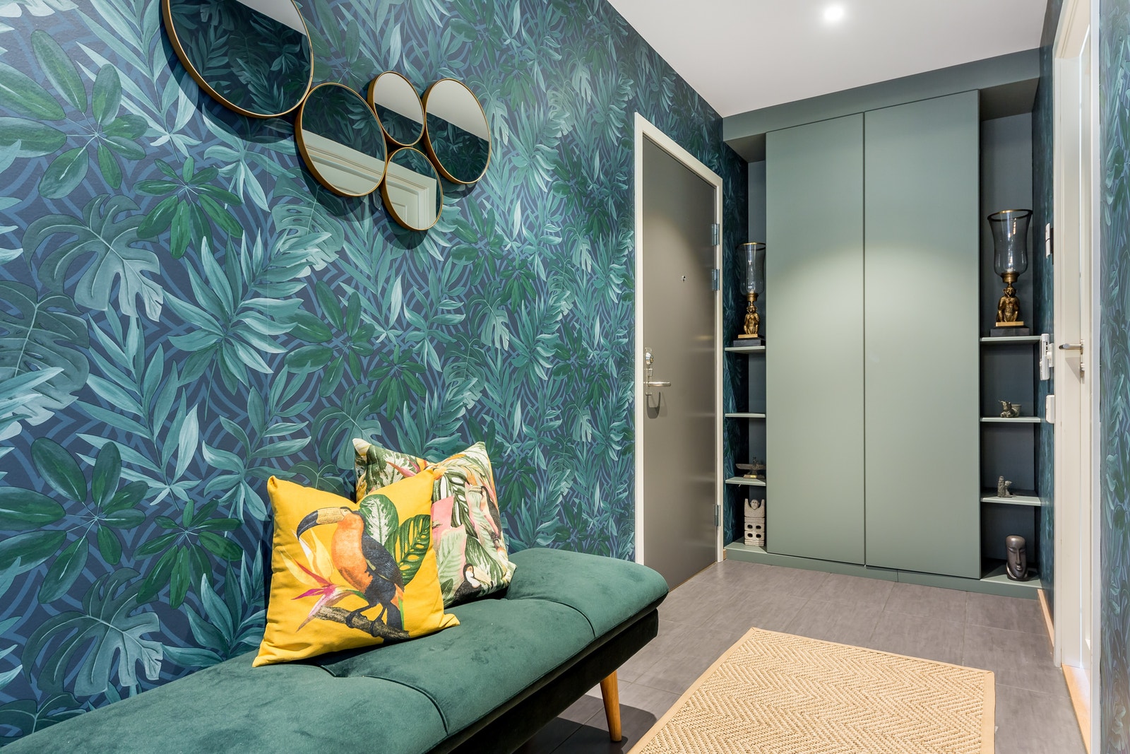 Romslig gang med plassbygget skap m/innredning Galleribilde