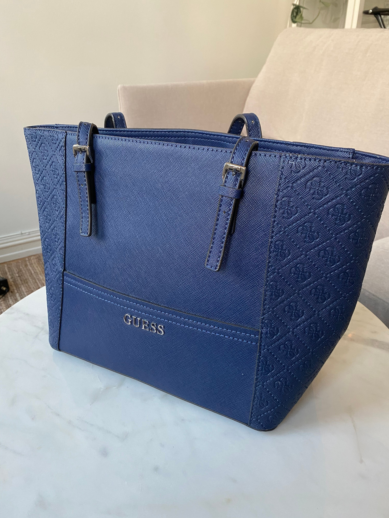 Stilig Guess veske | FINN.no Stilig Guess veske | FINN.no