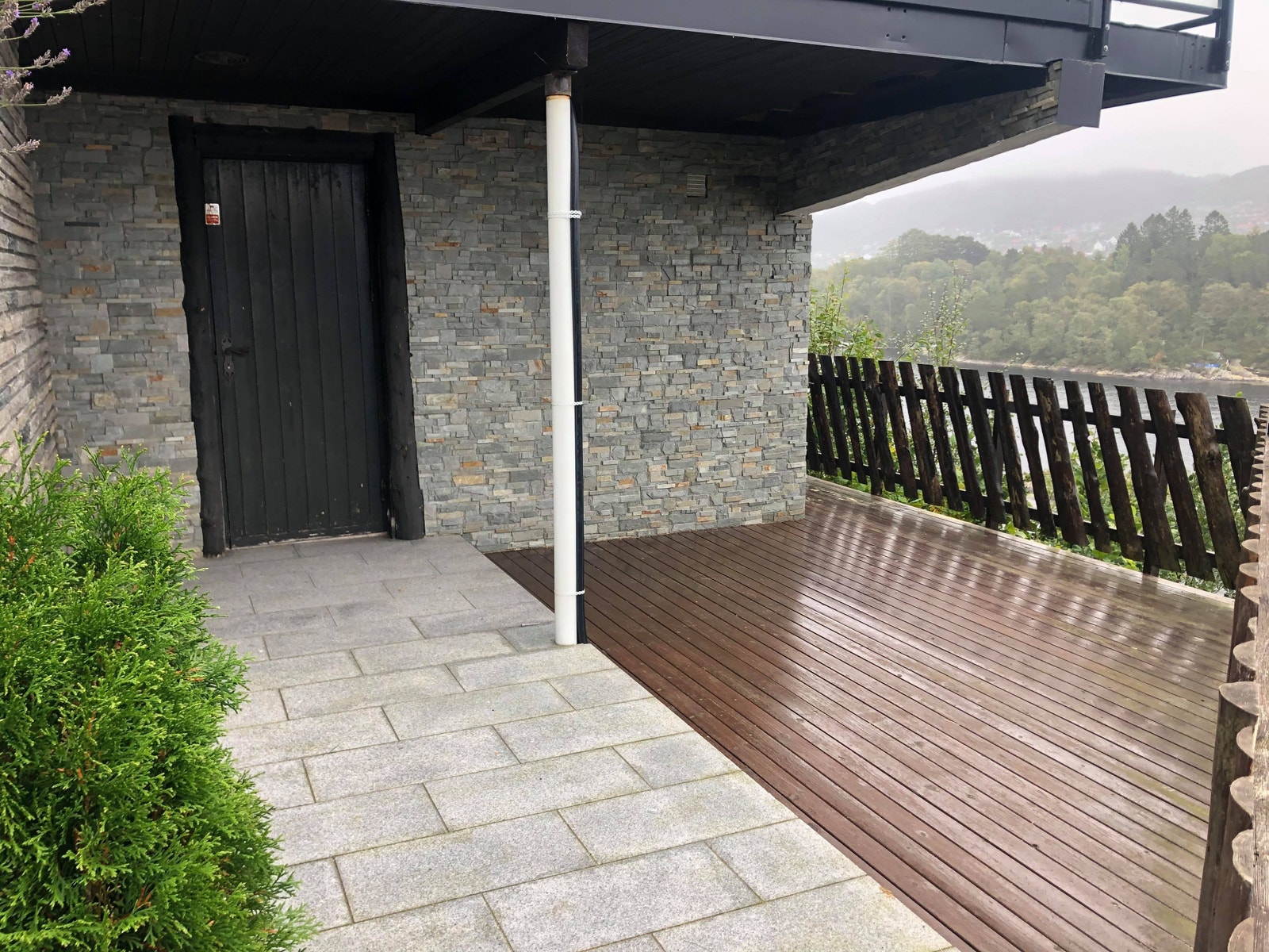 Deler av uteplass er under tak Galleribilde