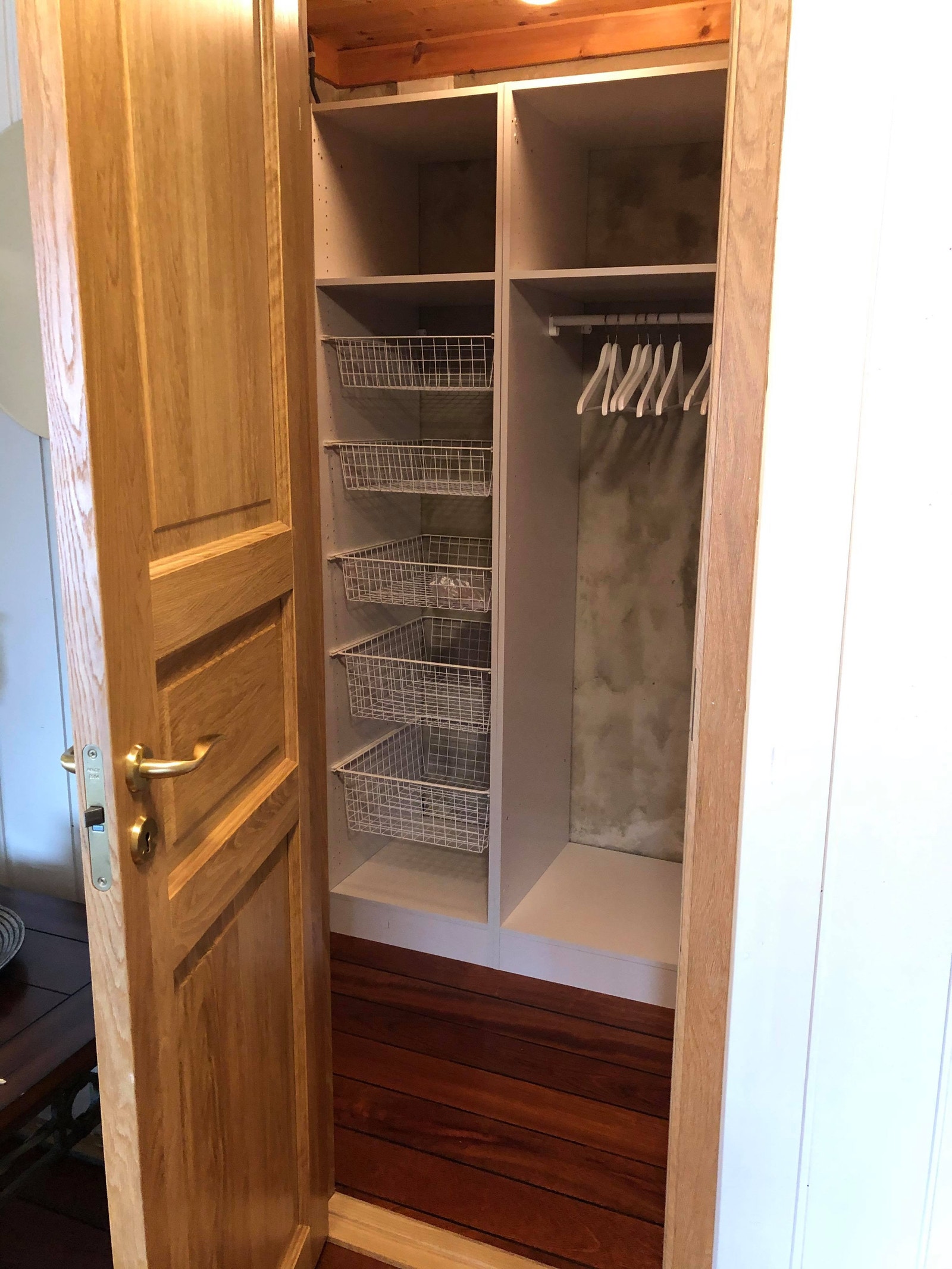 Innvendig bod med skap Galleribilde