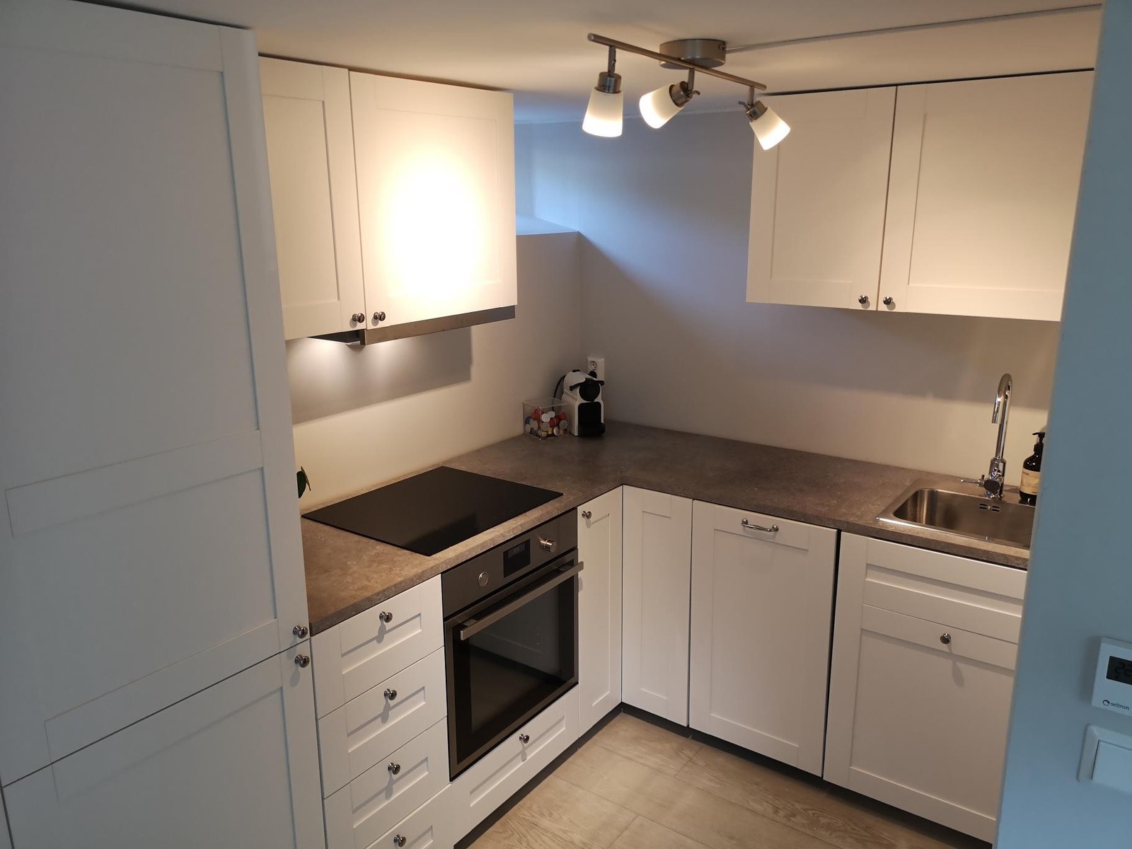 Separat kjøkken med integrerte hvitevarer. Galleribilde