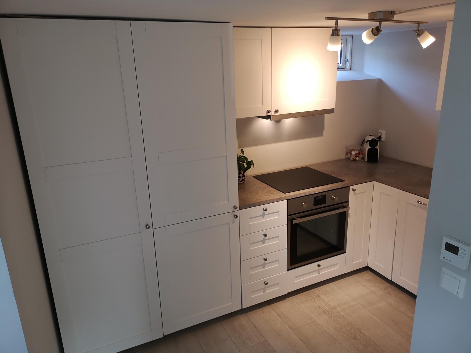 Separat kjøkken med integrerte hvitevarer. Galleribilde