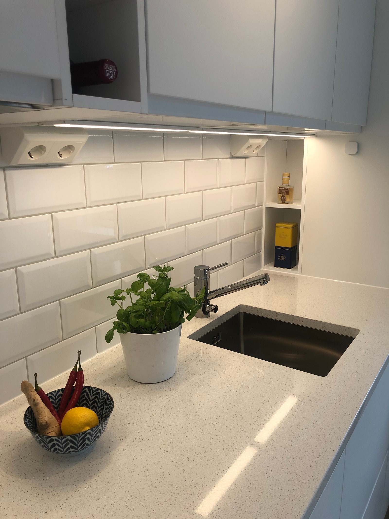 Steinplate og praktiske hyller. Galleribilde