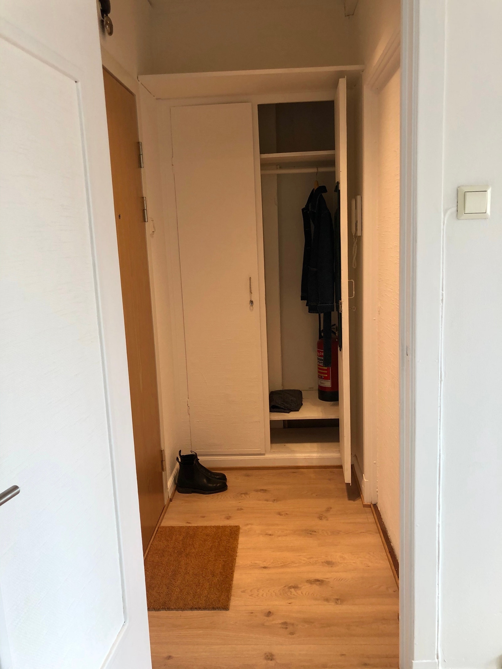 Gang med praktisk skap med innebygde hyller. Galleribilde