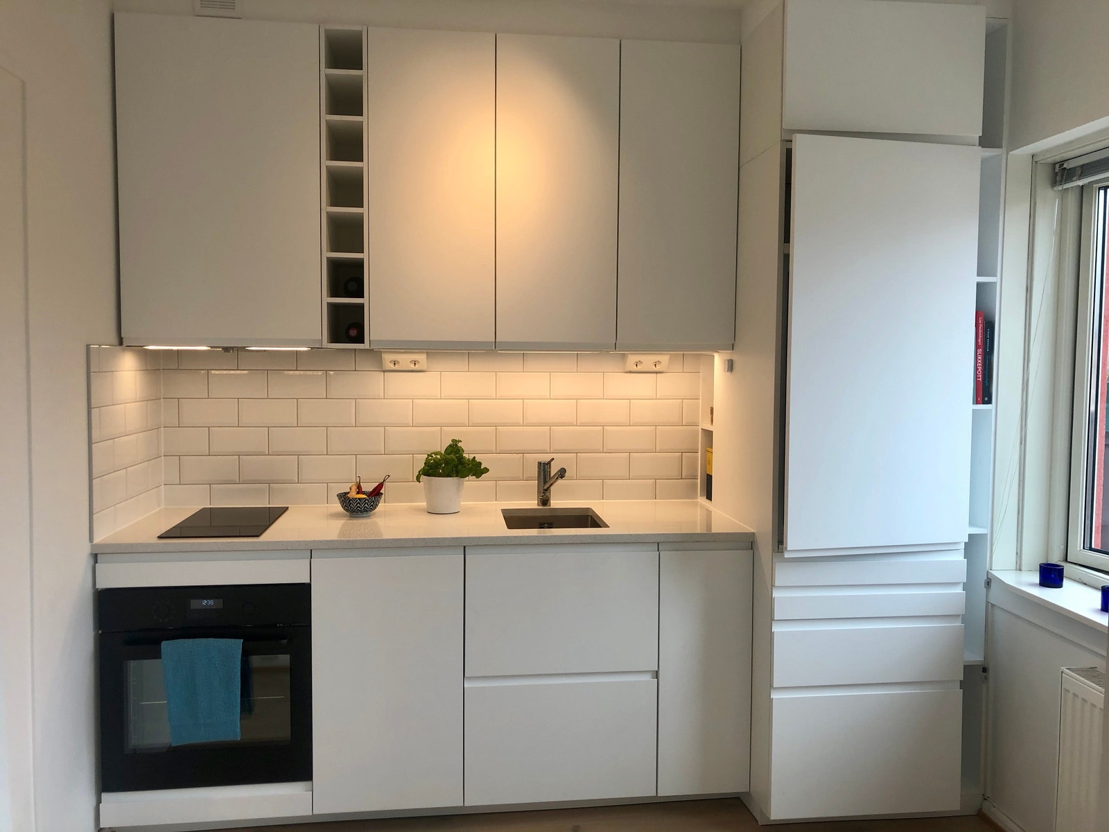 Innebygget kjøleskap og vinduer ut mot privat takterasse. Galleribilde