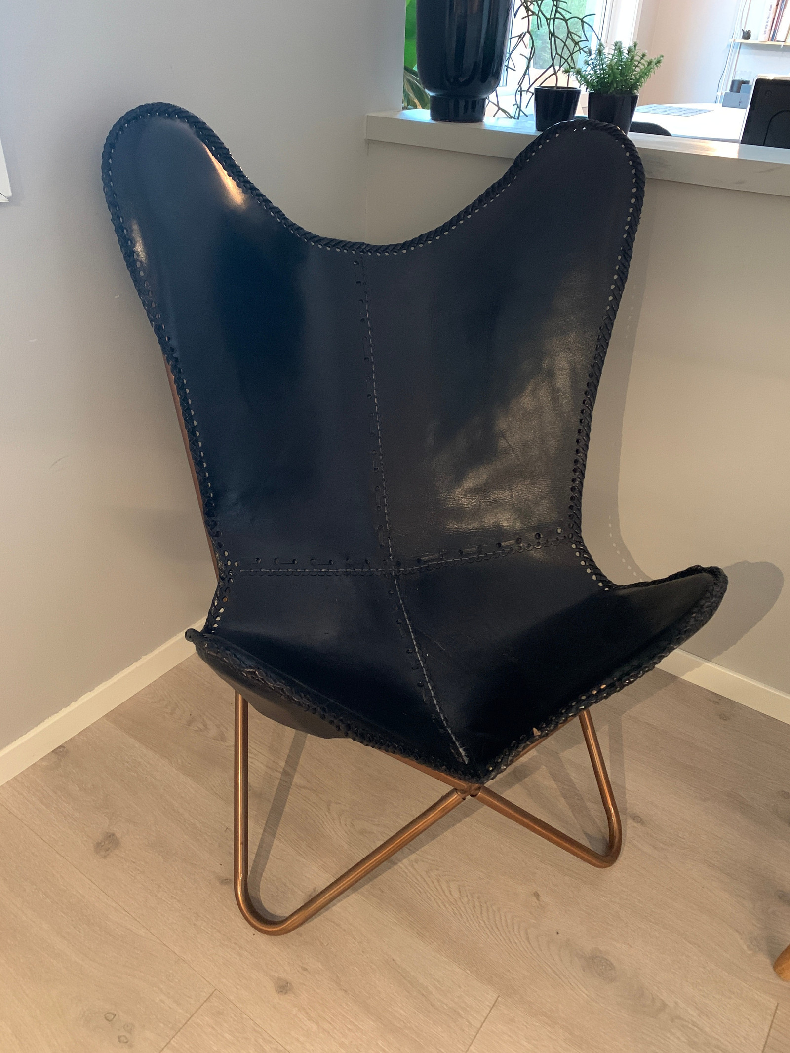 Butterfly stol i svart skinn | FINN.no Flaggermus stol i sort lær | FINN.no