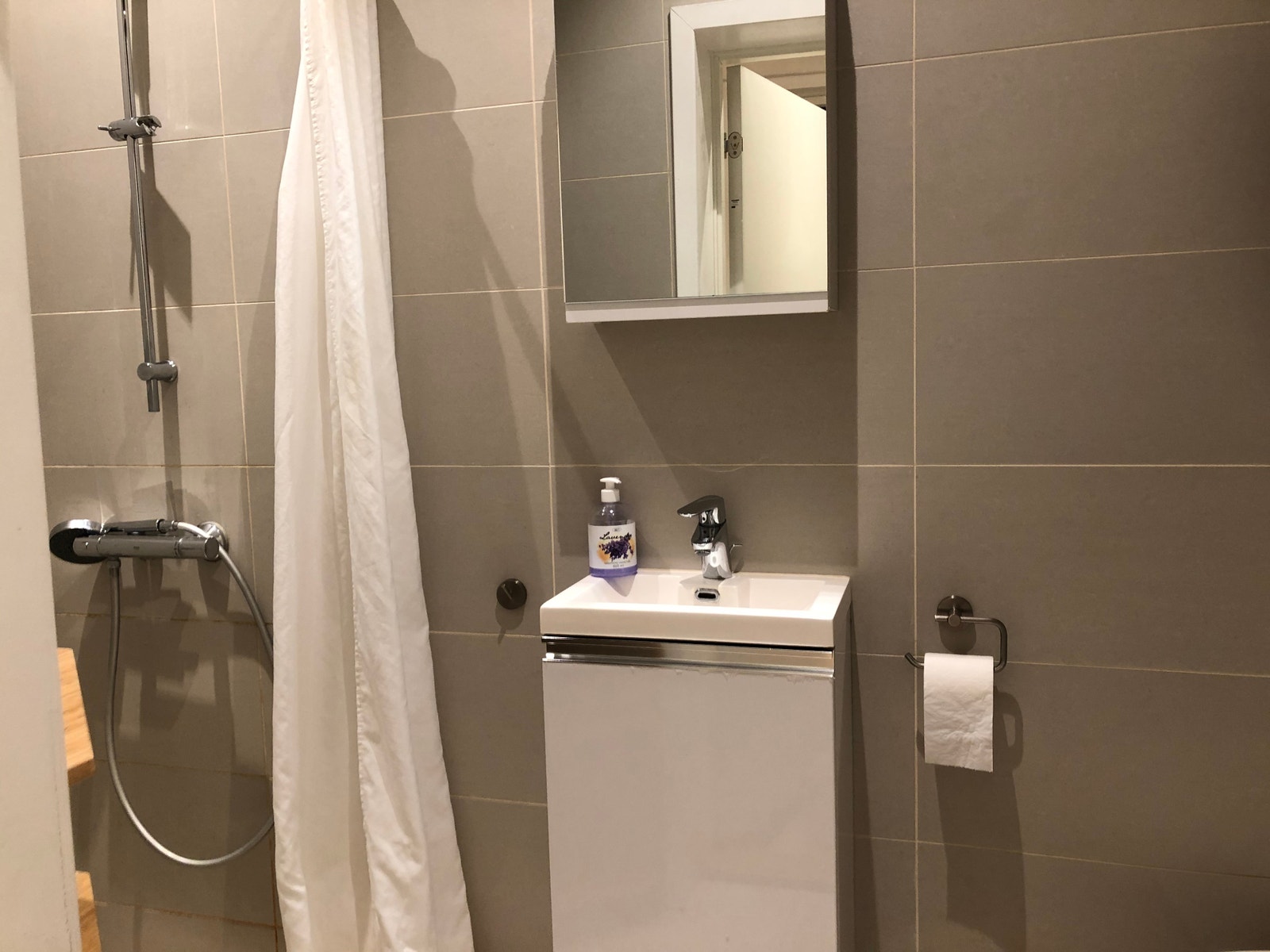 Badet, med mulighet for å koble til en smal vaskemaskin. Galleribilde
