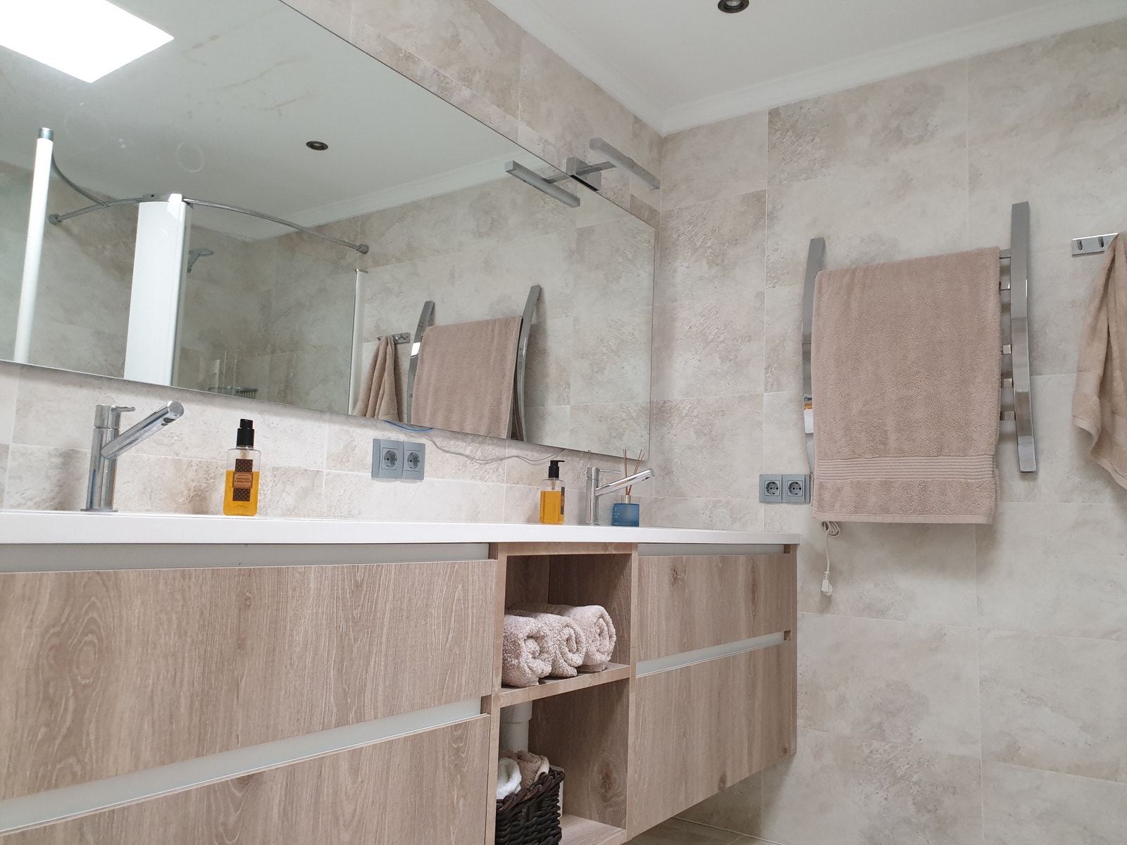 Bad soverom 1 med gulvvarme Galleribilde