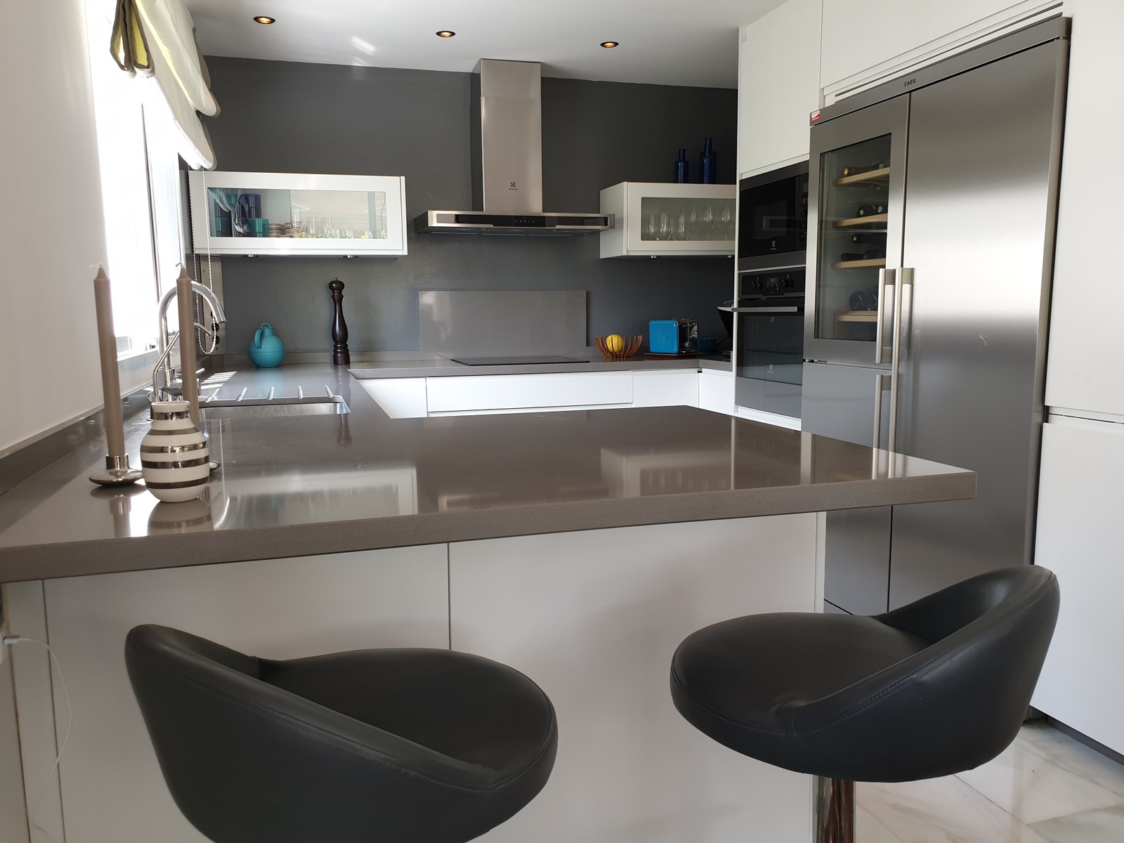 Moderne, fullt utstyrt kjøkken Galleribilde