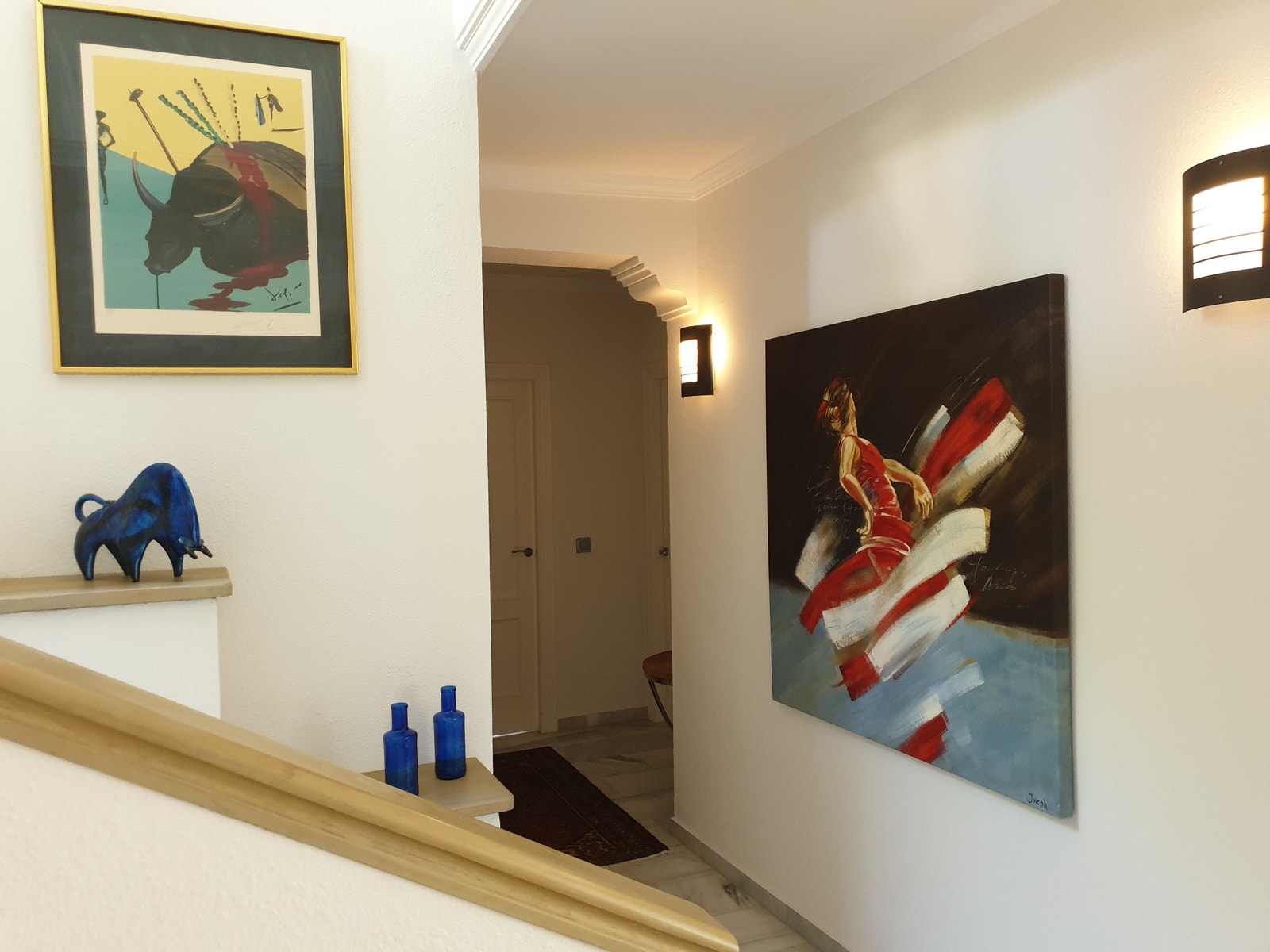 Hallen i inngangspartiet, dekorert med spennende spanskinspirert kunst. Galleribilde