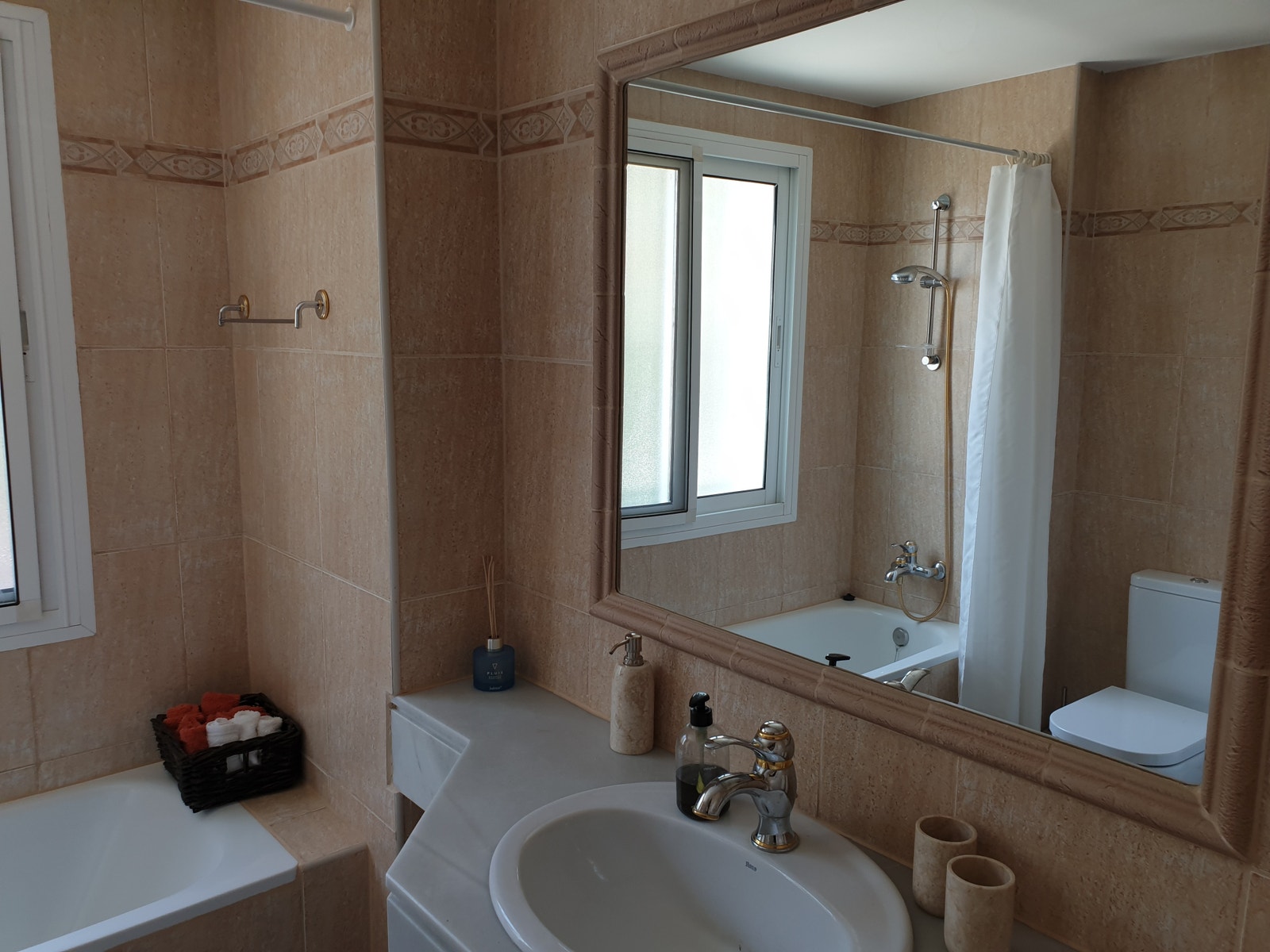 Bad m/dusj og badekar til Soverom 2 og 4 Galleribilde