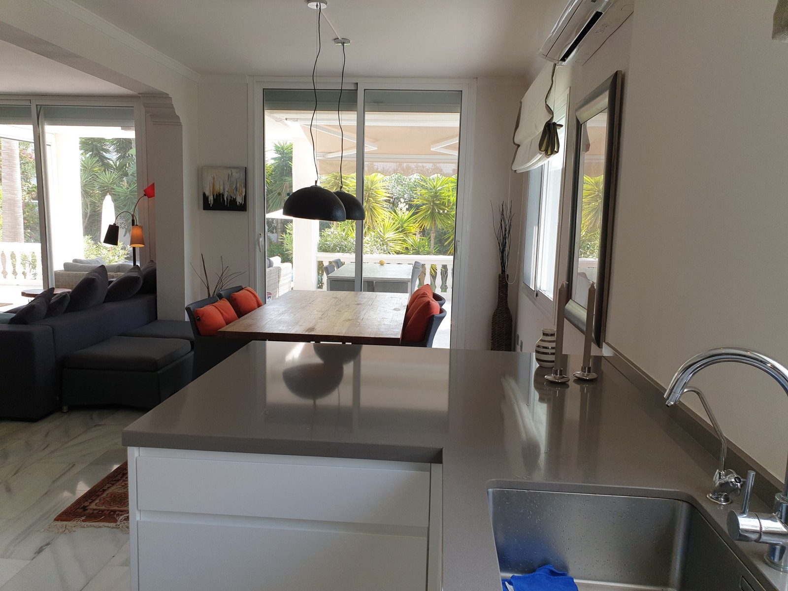 Spise inne, eller ute på terrassen? Galleribilde