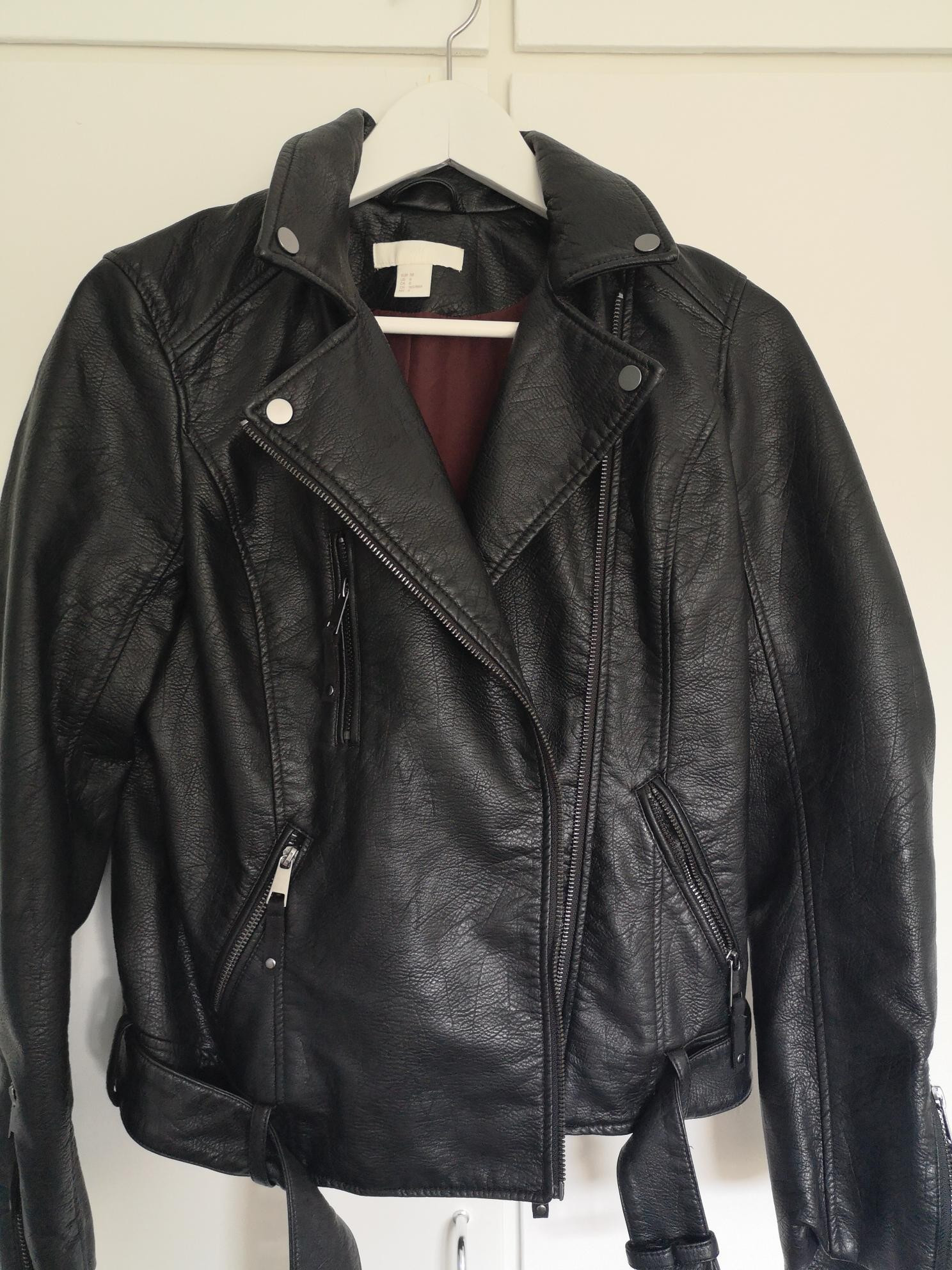 Skinnjakke i imitert skinn | FINN.no Skinnjakke biker jakke fra BikBok i imitert skinn | FINN.no